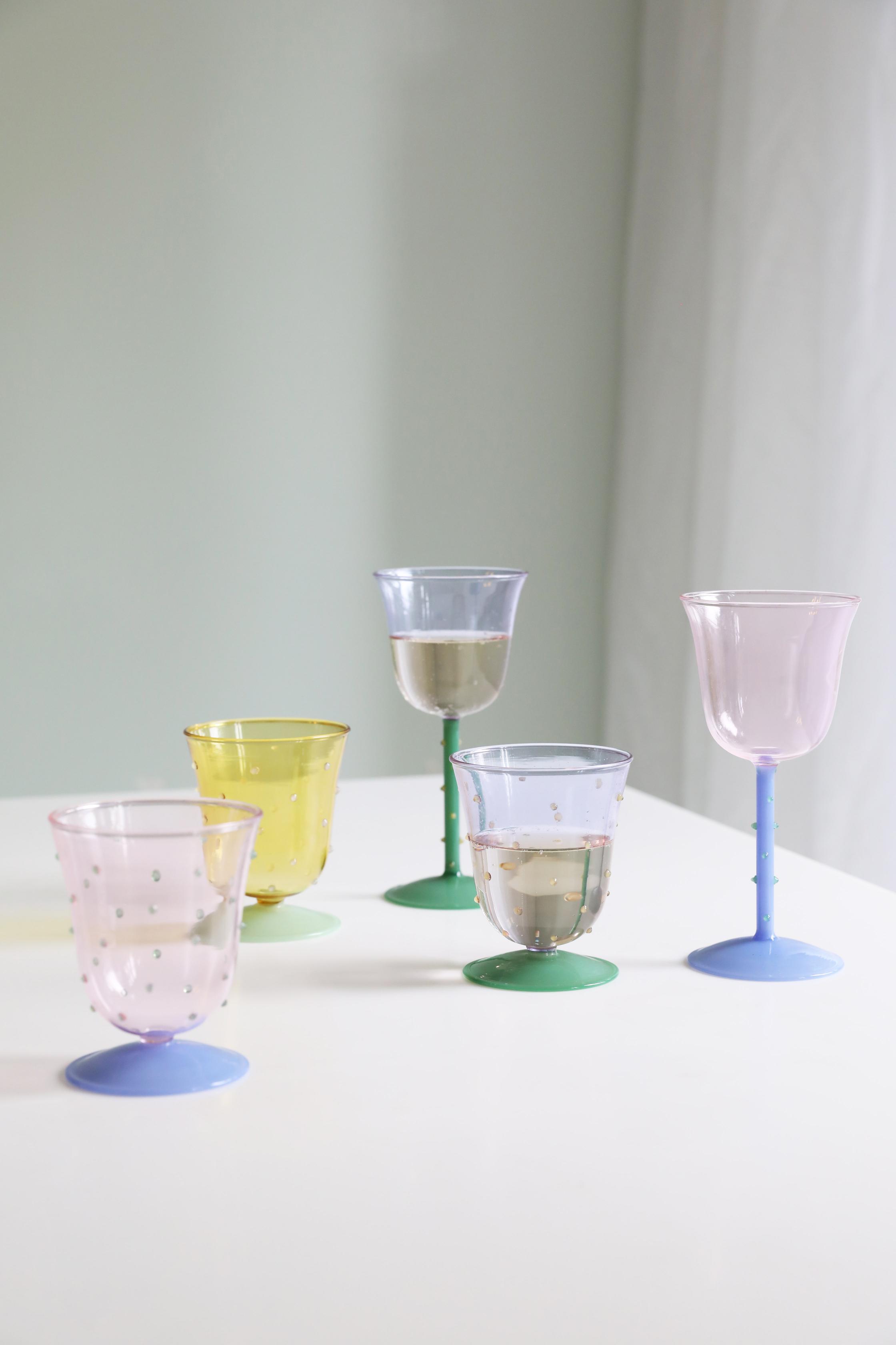 Set aus blauen und rosa Glaskelchen DOT