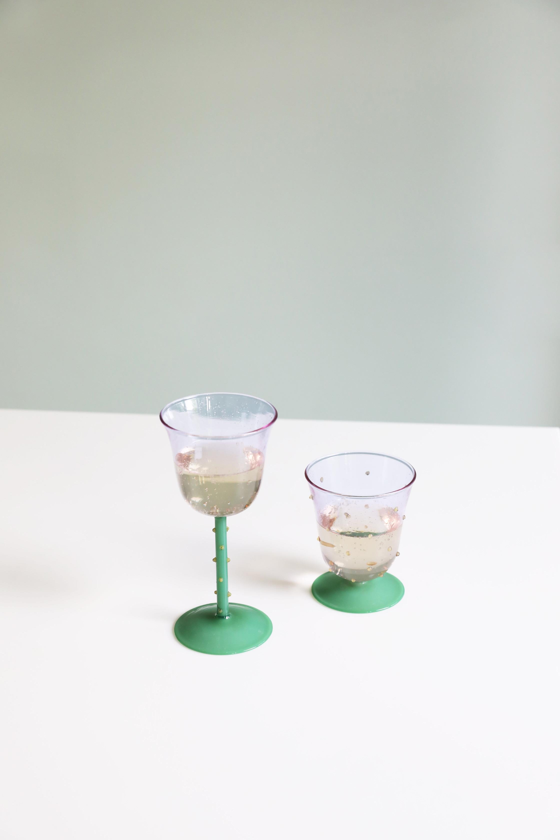 Set aus grünen Glaskelchen DOT mit lila Akzenten