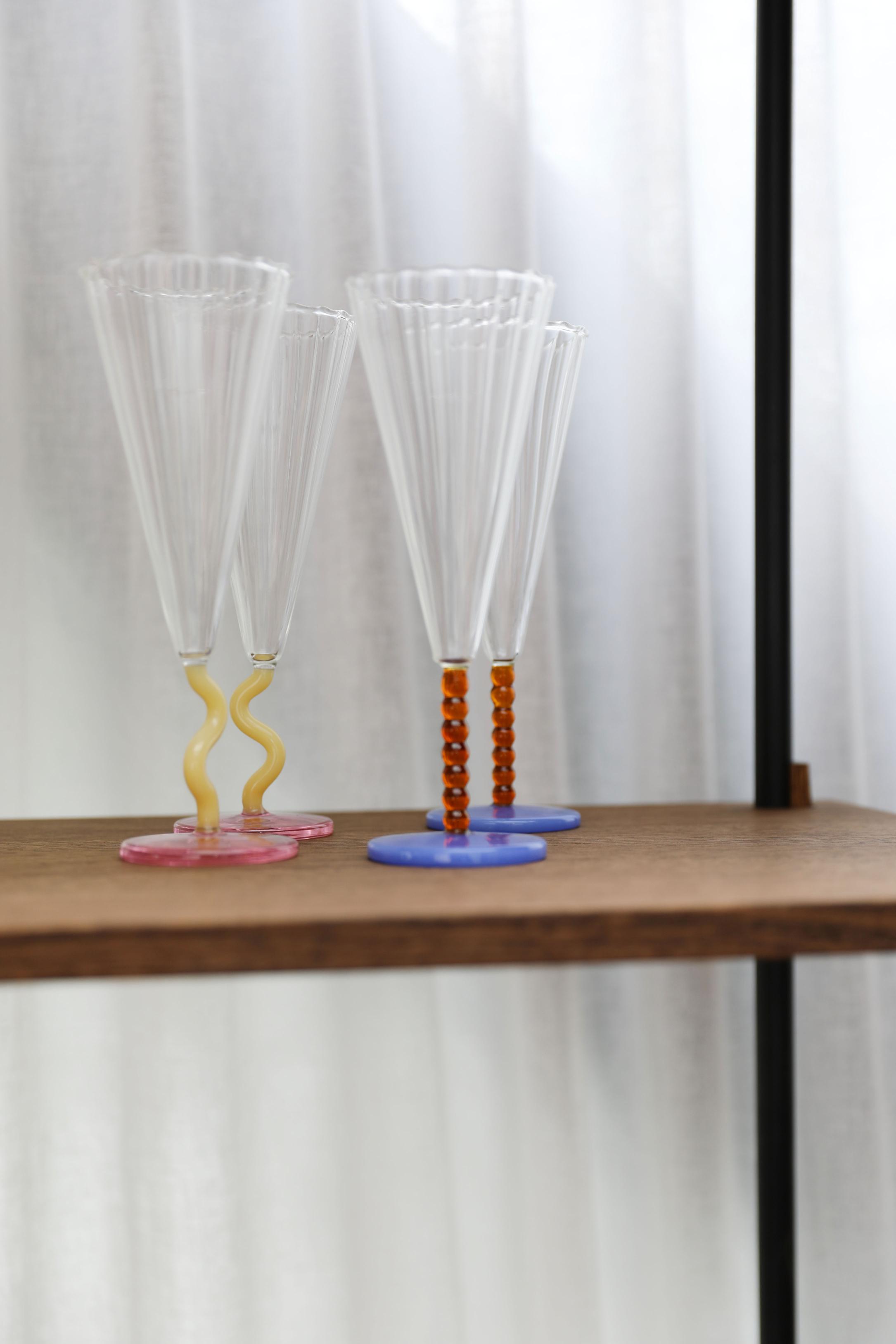 Set of CURVE yellow and pink champagne glasses