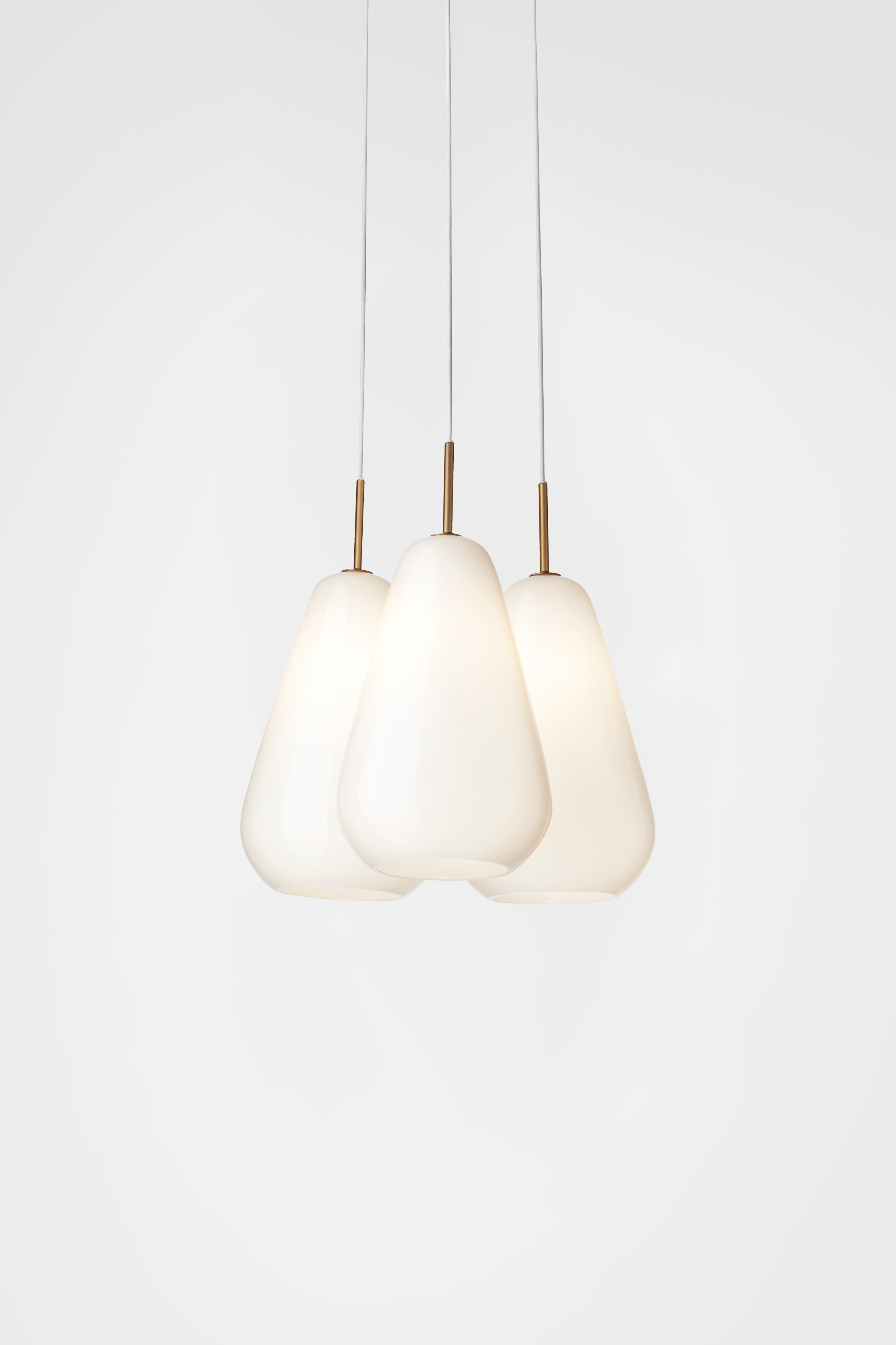 Lampa wisząca ANOLI 3 złoty z opalowym szkłem – Nuura