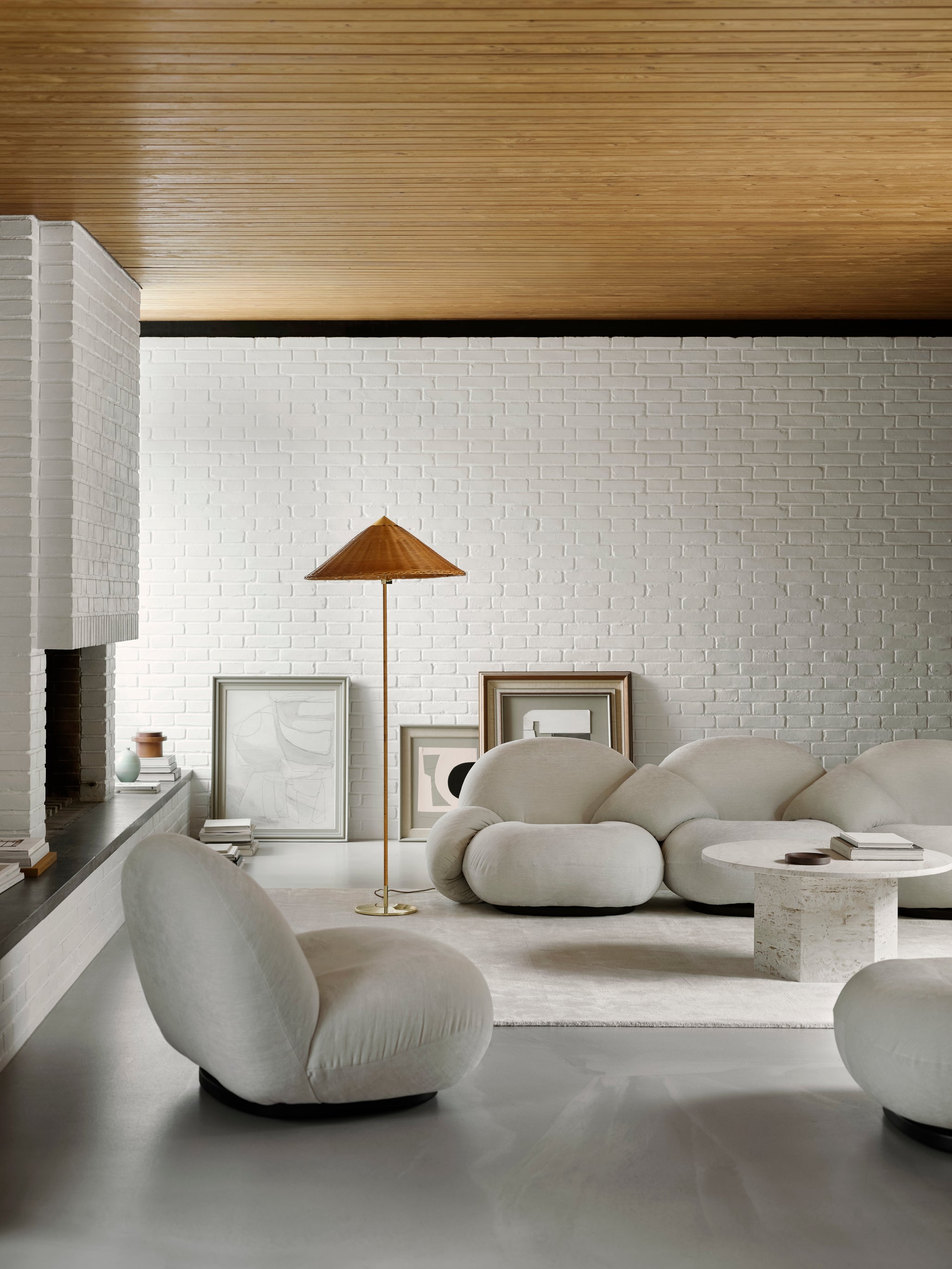 2-Sitzer Sofa PACHA mit gepolstertem Bezug und goldenem Fuß