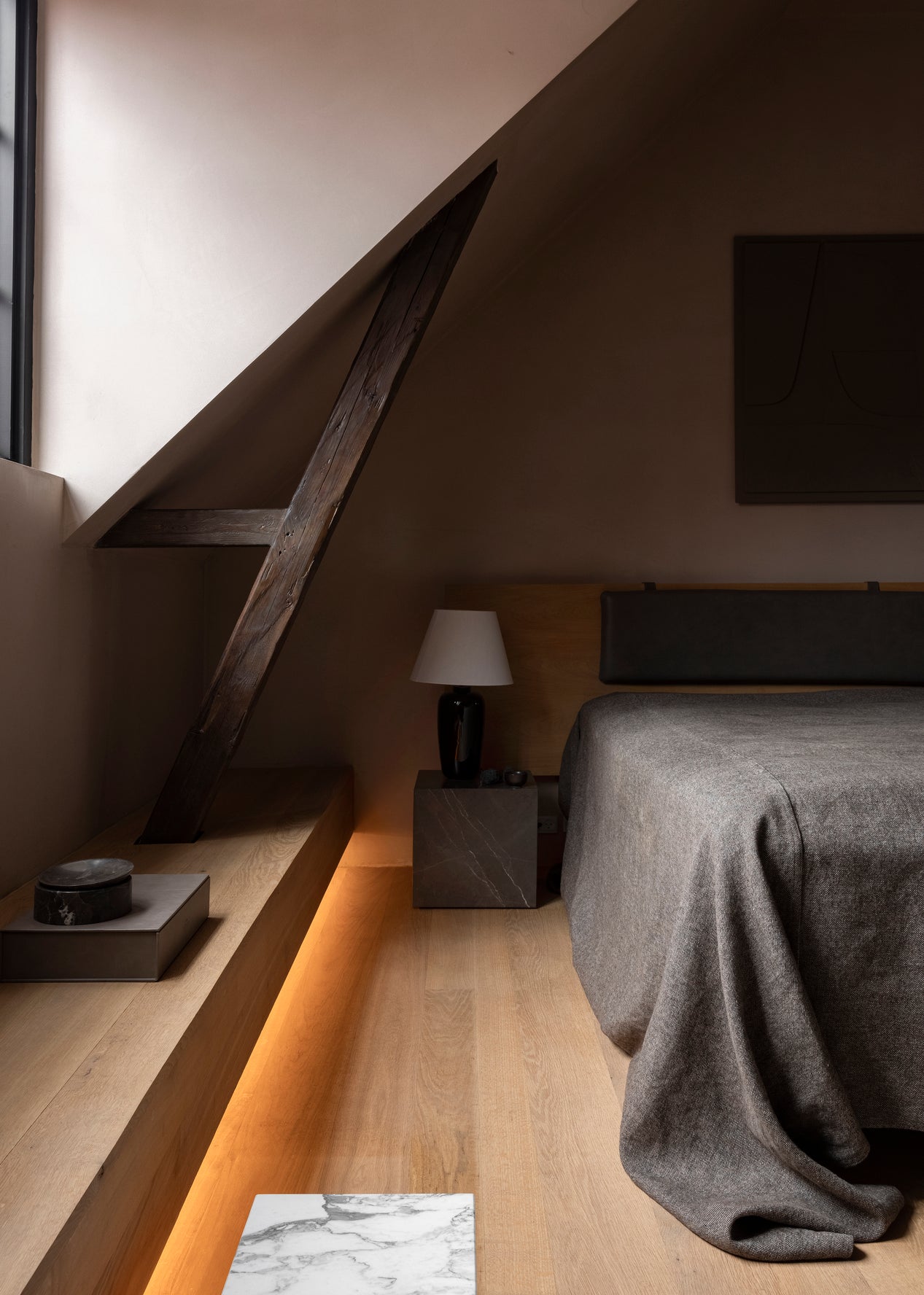 Beistelltisch PLINTH CUBIC brauner Marmor