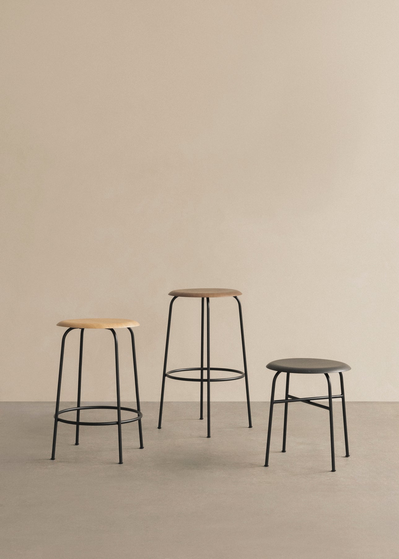 Hocker AFTEROOM beige mit Stahlbasis