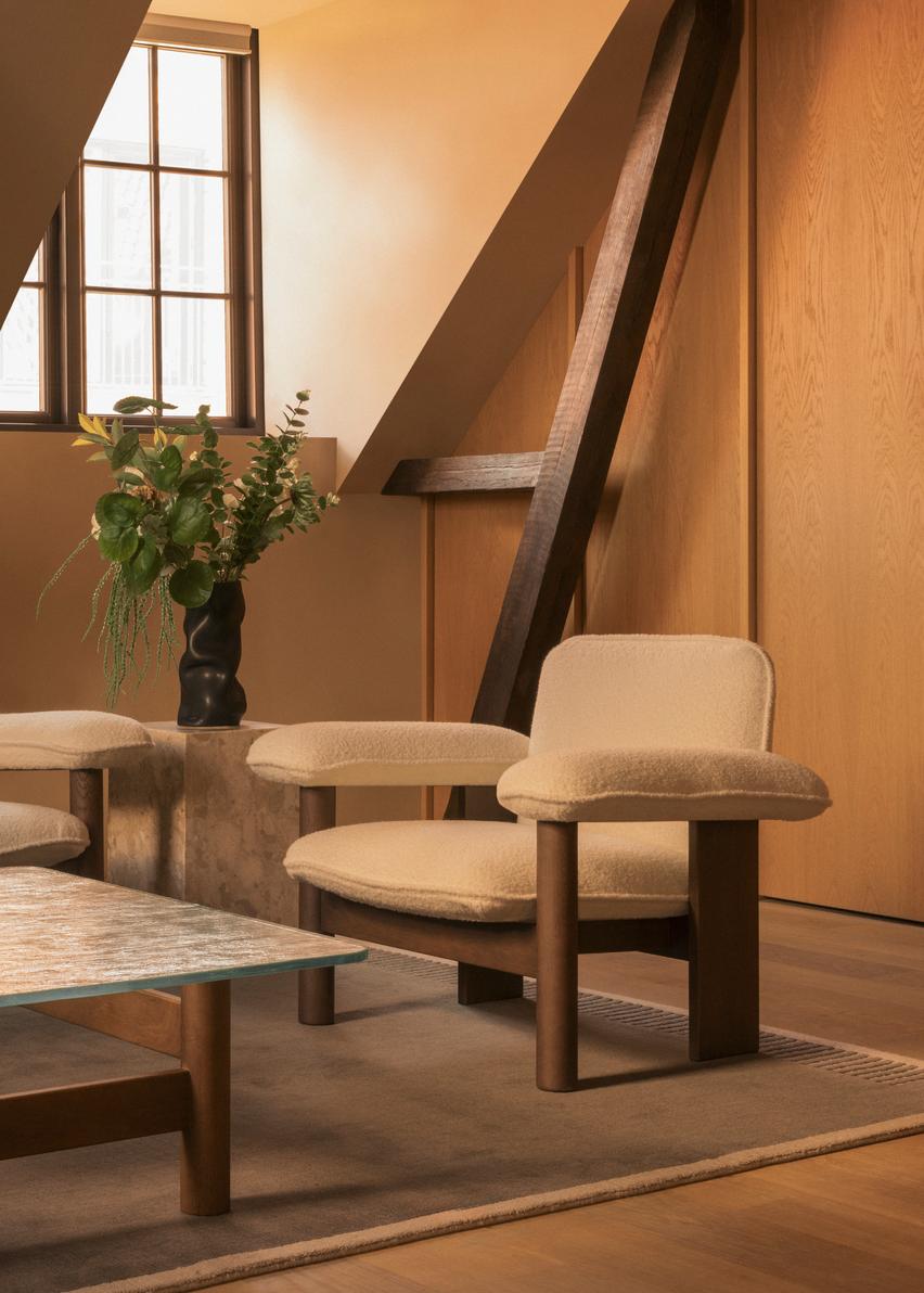 BRASILIA Armchair in Sheepskin with Dark Oak Base