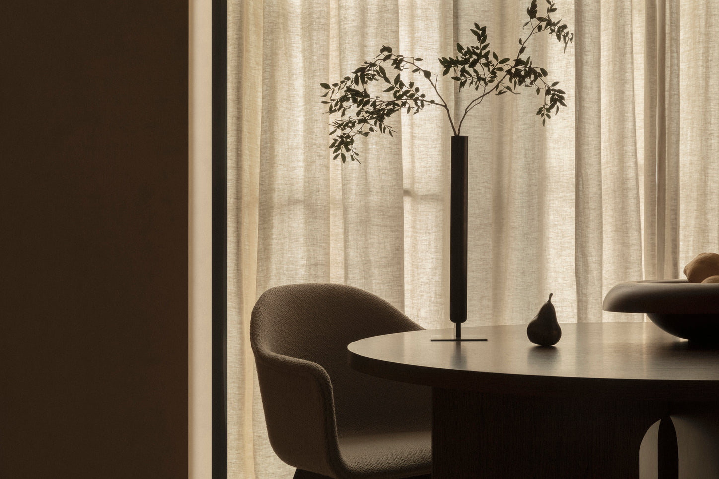 Runder Tisch ANDROGYNE beige Marmor mit dunklem Eichenfuß