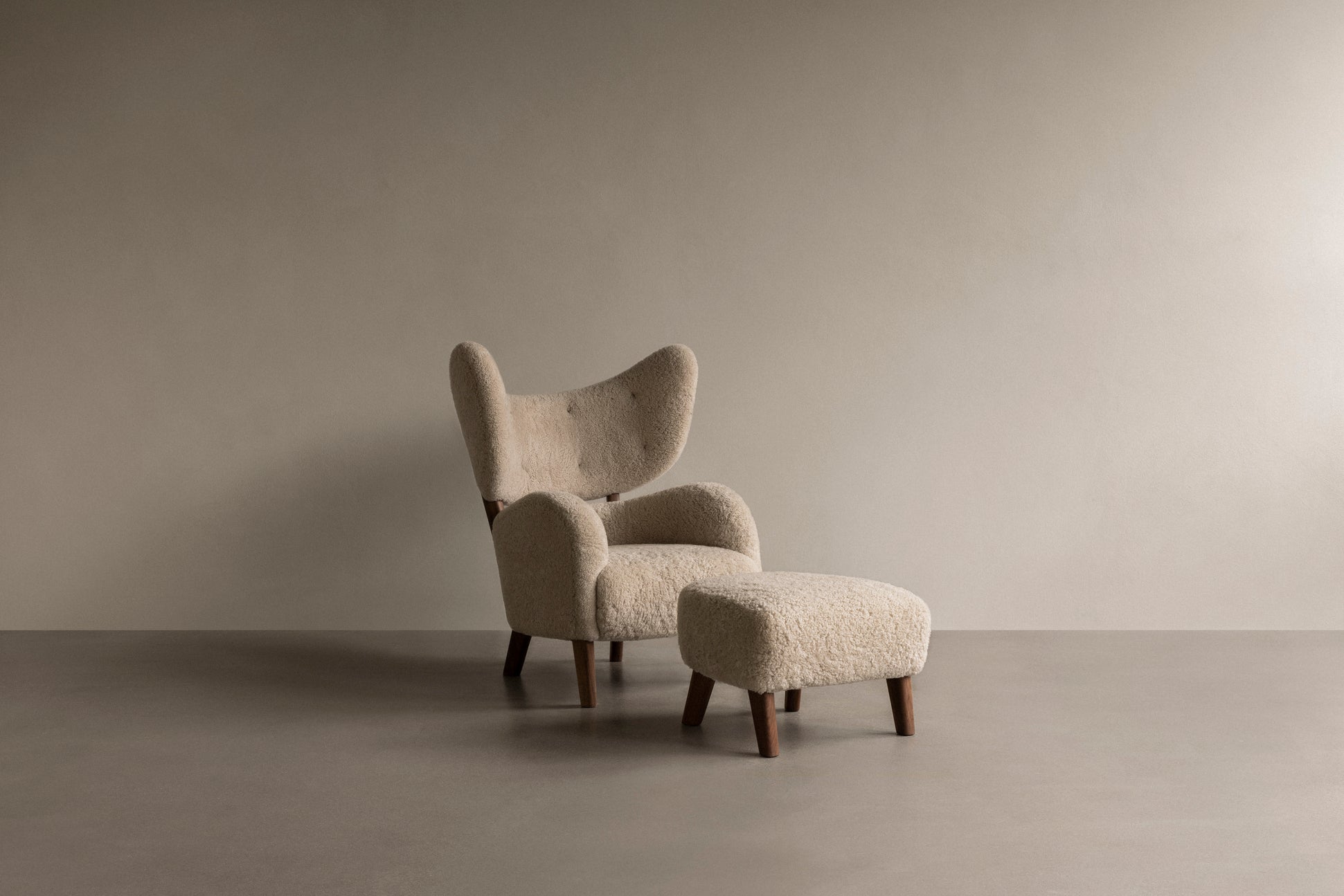 MY OWN CHAIR Ottoman sheepskin with oak base