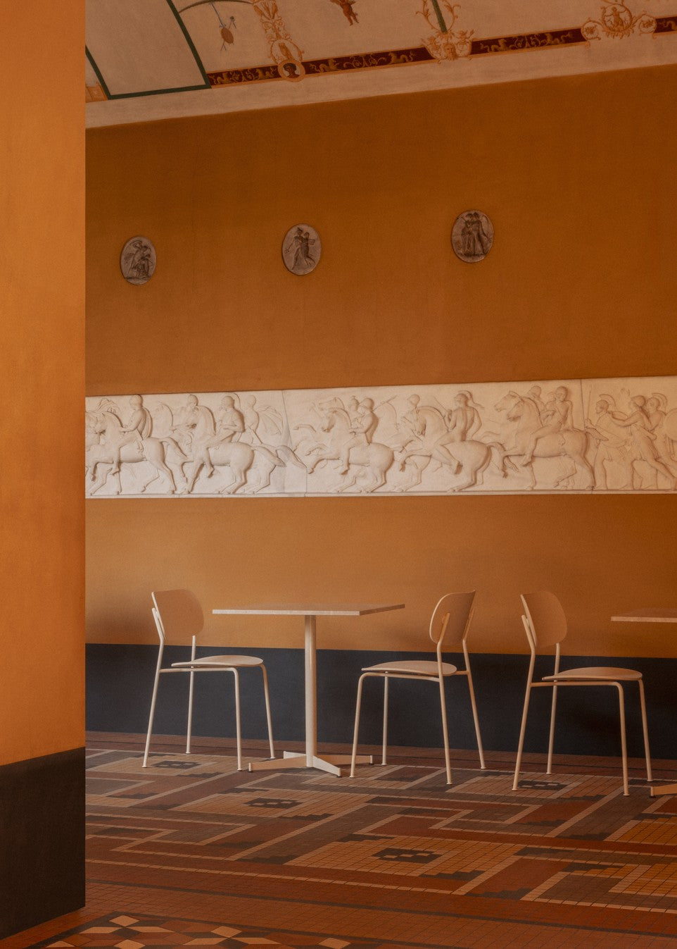 Runder Café-Tisch NOOK weißer Marmor mit cremefarbener Basis