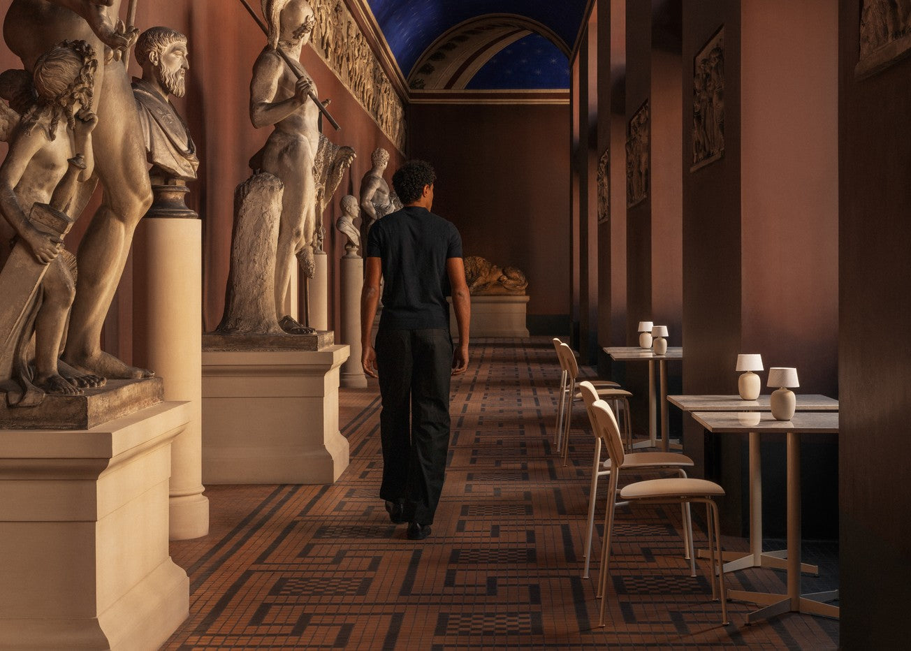 Runder Café-Tisch NOOK weißer Marmor mit cremefarbener Basis