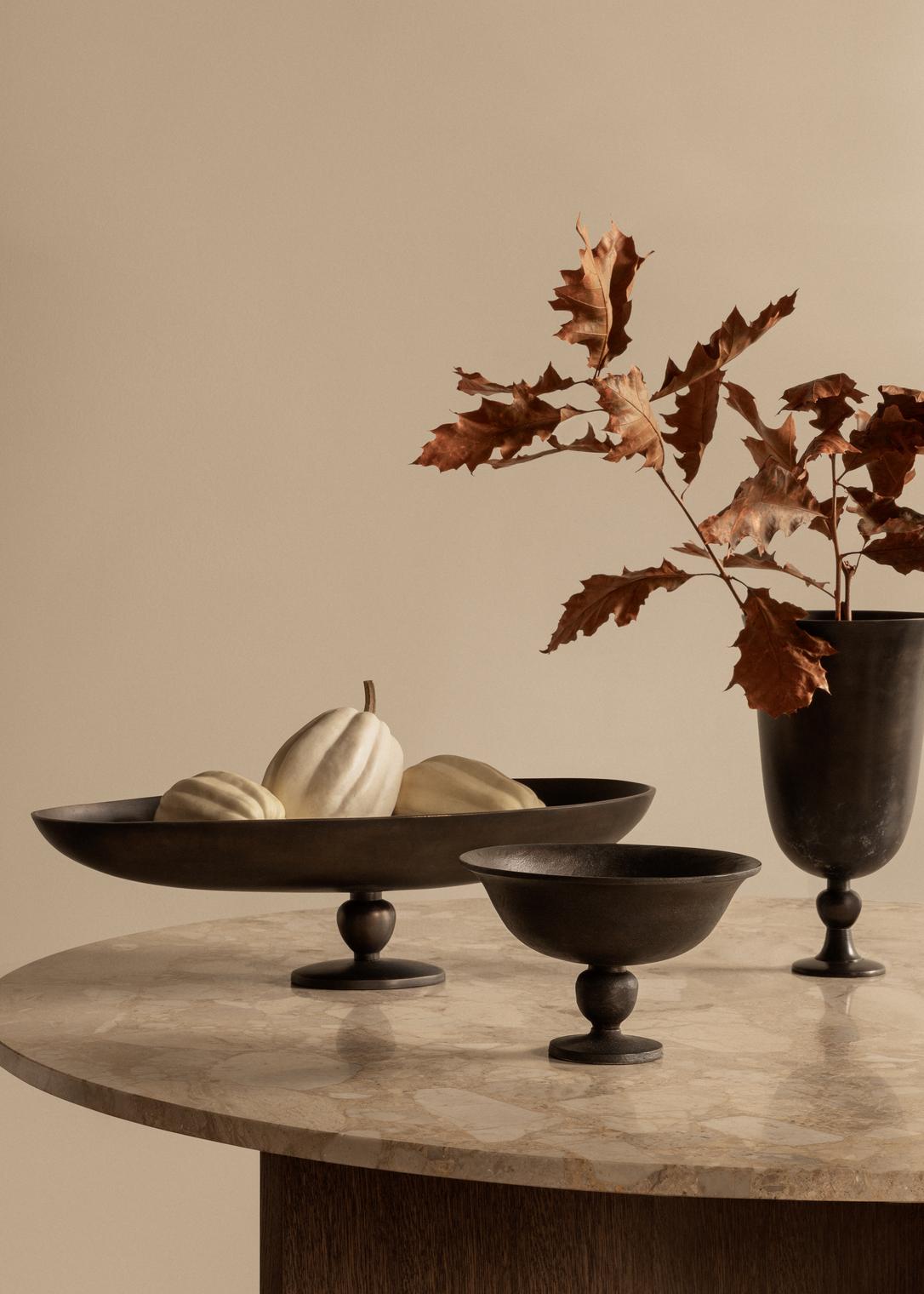 Runder Tisch ANDROGYNE grauer Marmor mit dunklem Eichenfuß