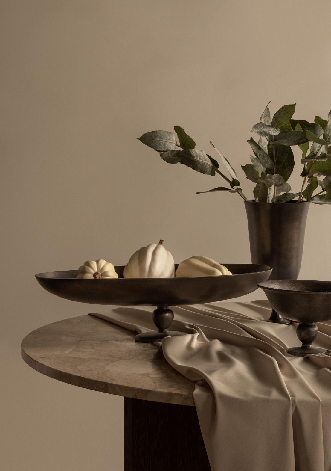 Runder Tisch ANDROGYNE beige Marmor mit dunklem Eichenfuß