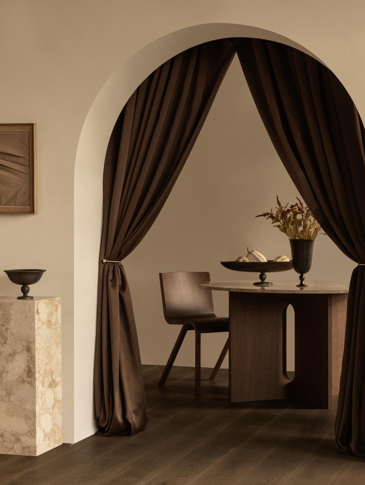 Runder Tisch ANDROGYNE beige Marmor mit dunklem Eichenfuß