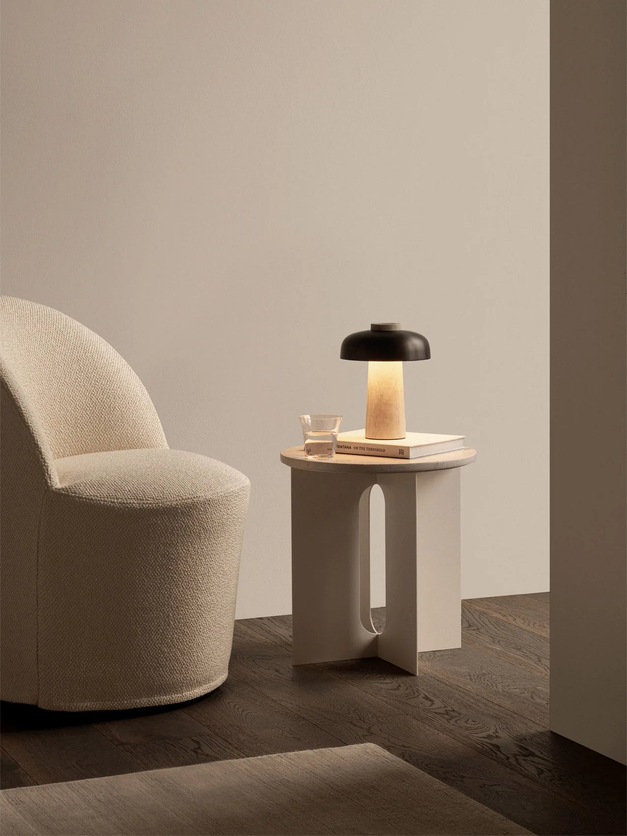 Tragbare Lampe REVERSE brauner Schirm mit steiniger Basis