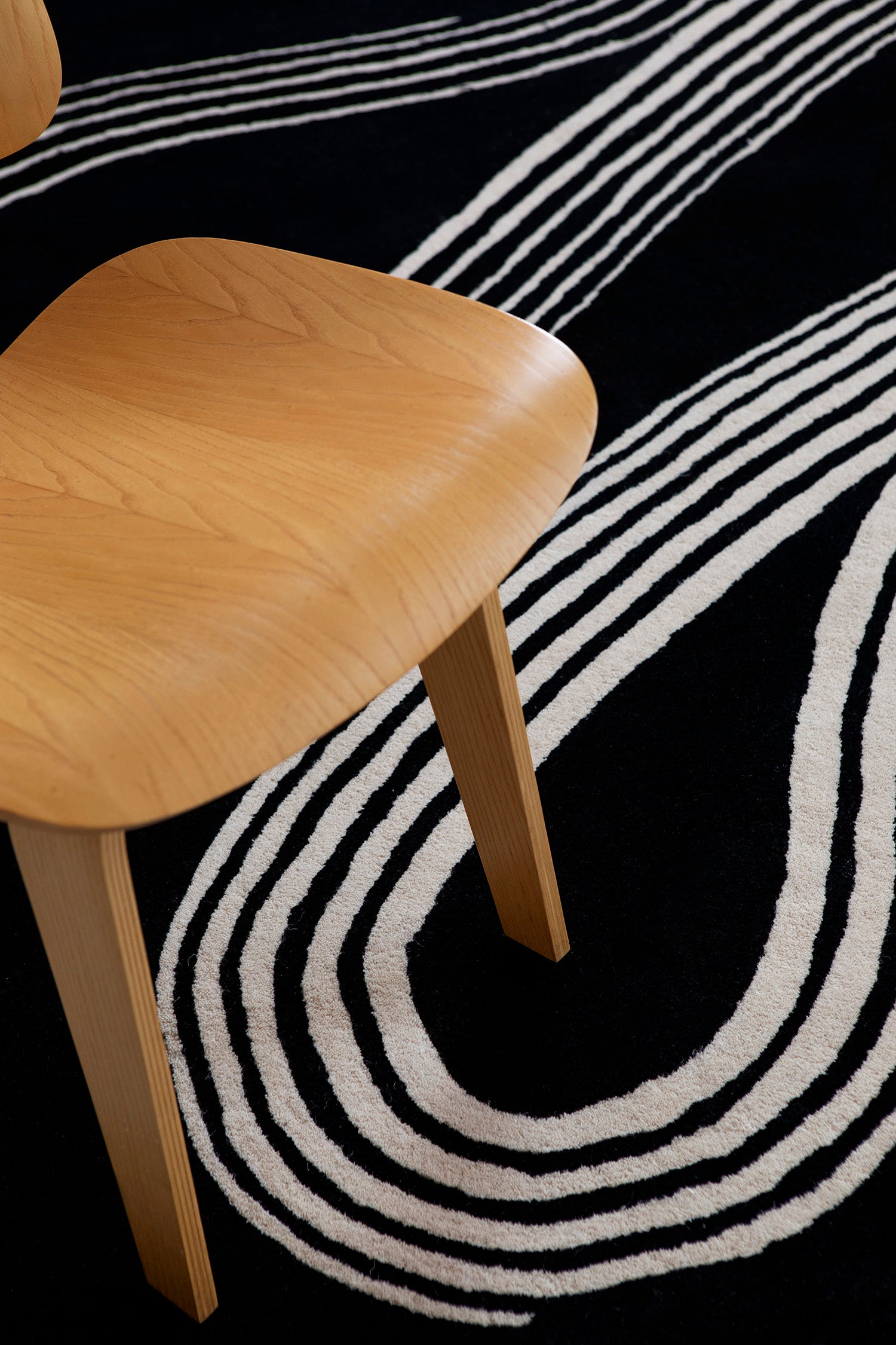 DECOR FLOW black rug with beige pattern