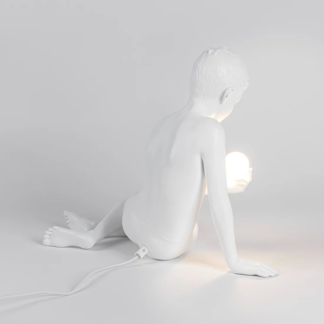 Innere Glühtischlampe - weißer Junge