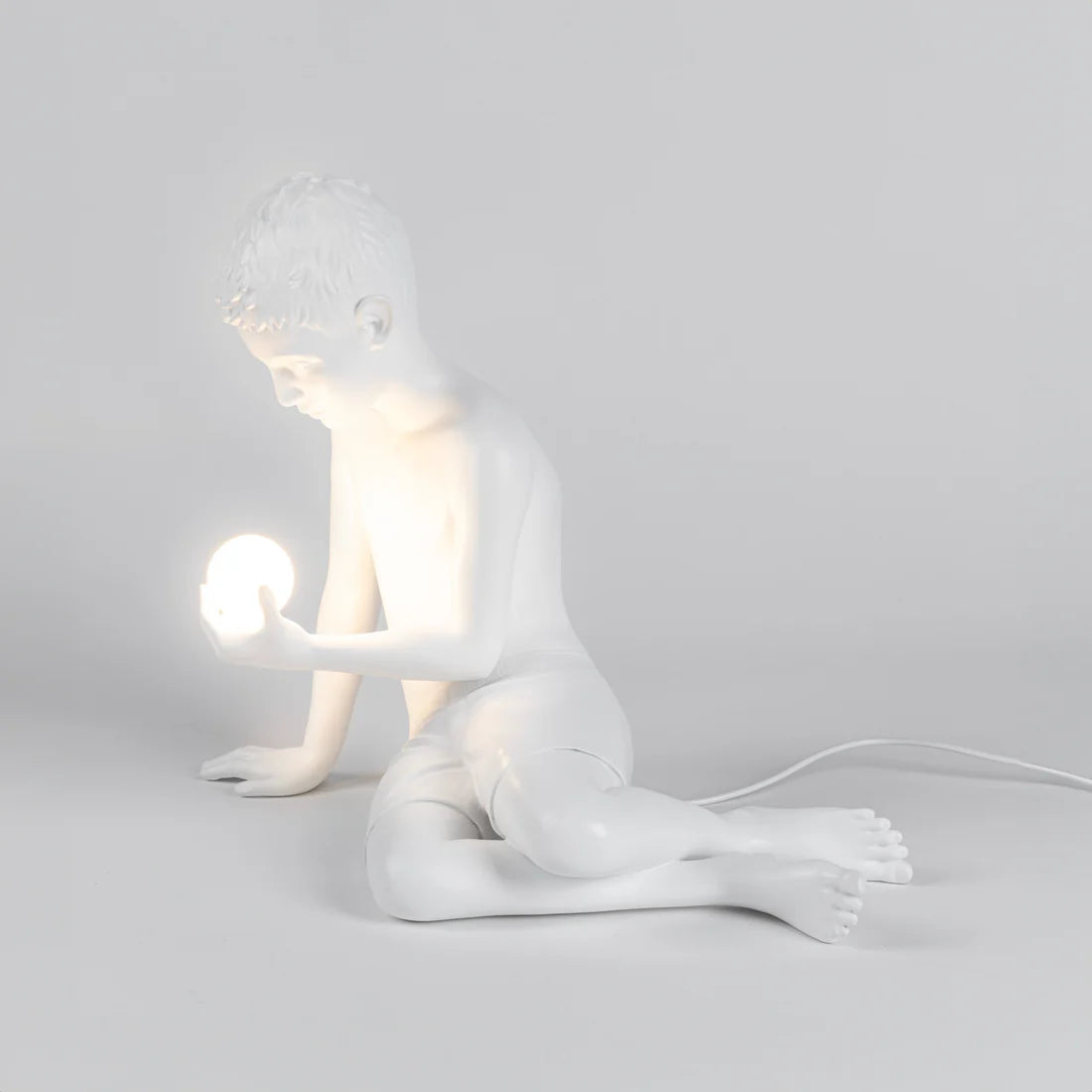 Innere Glühtischlampe - weißer Junge