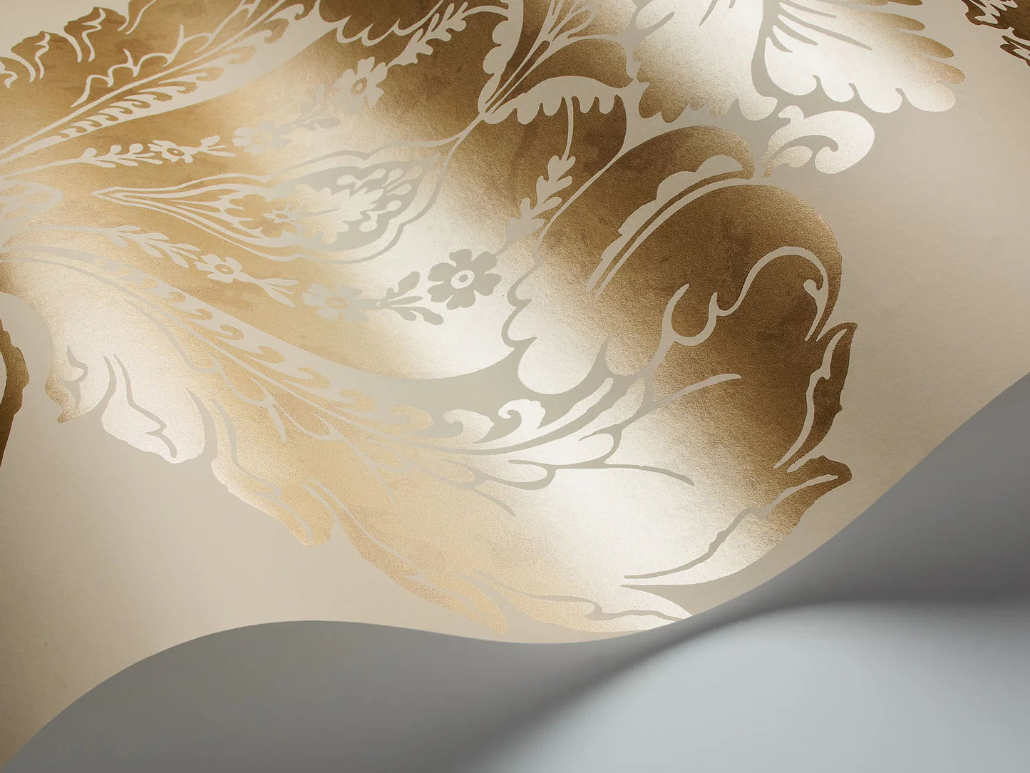 Metallic wallpaper with ornaments ALBEMARLE - Baudelaire metallic gold on cream