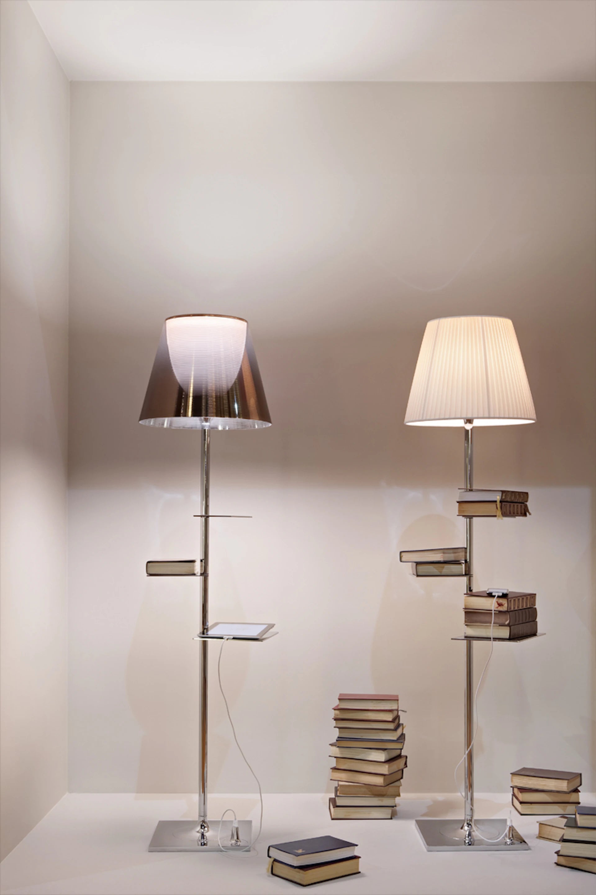 Stehlampe BIBLIOTHEQUE NATIONALE silber mit transparentem Schirm