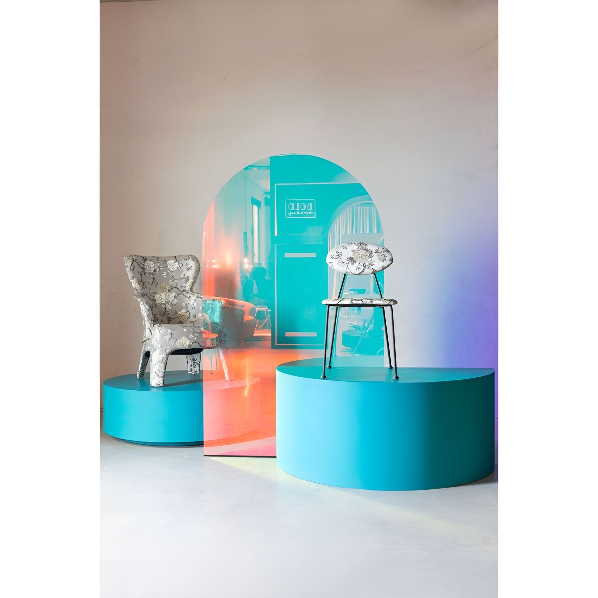 KISS THE FROGGY Chair in Broken White with Floral Pattern