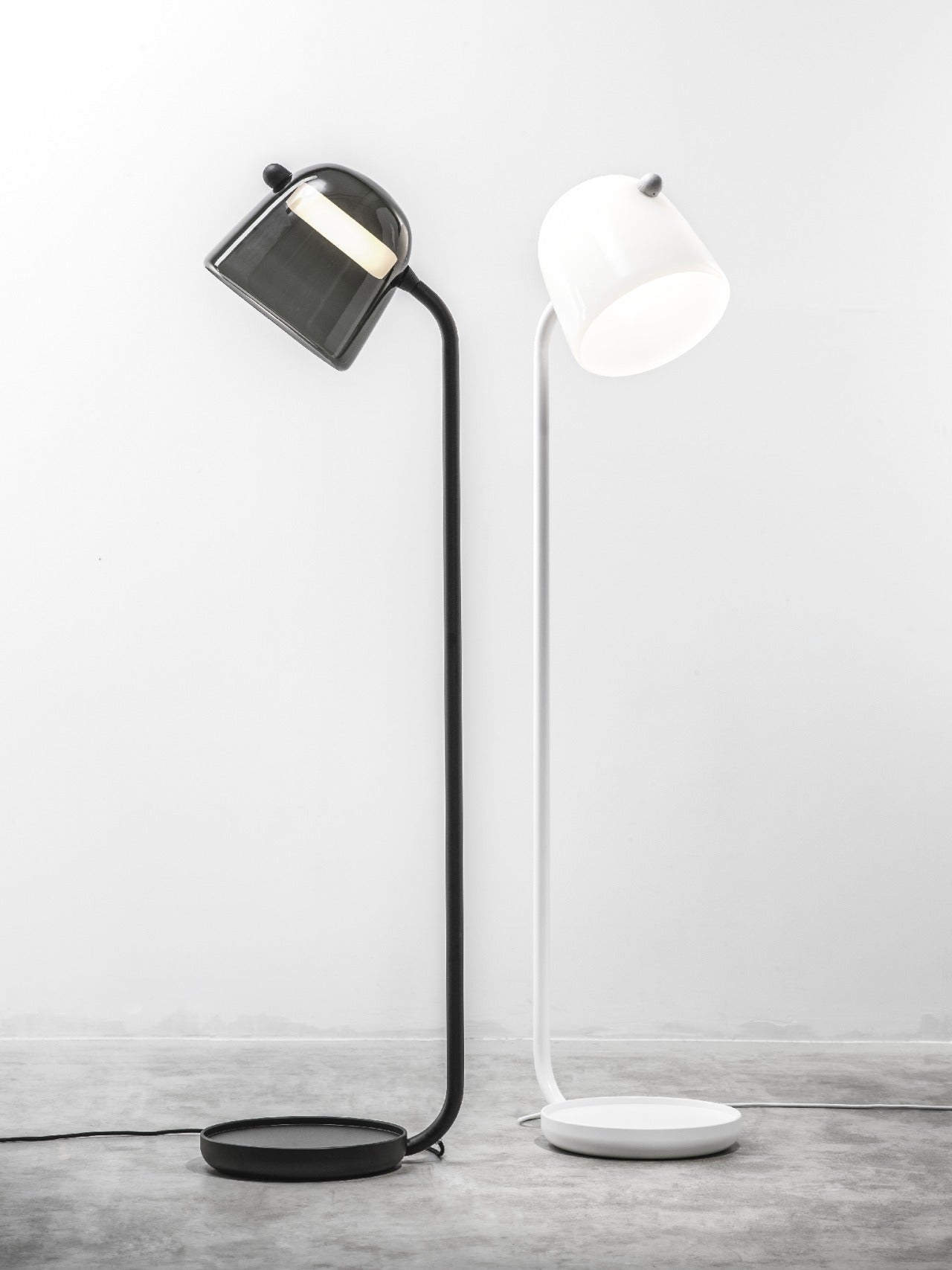Stehlampe Kana schwarze Basis