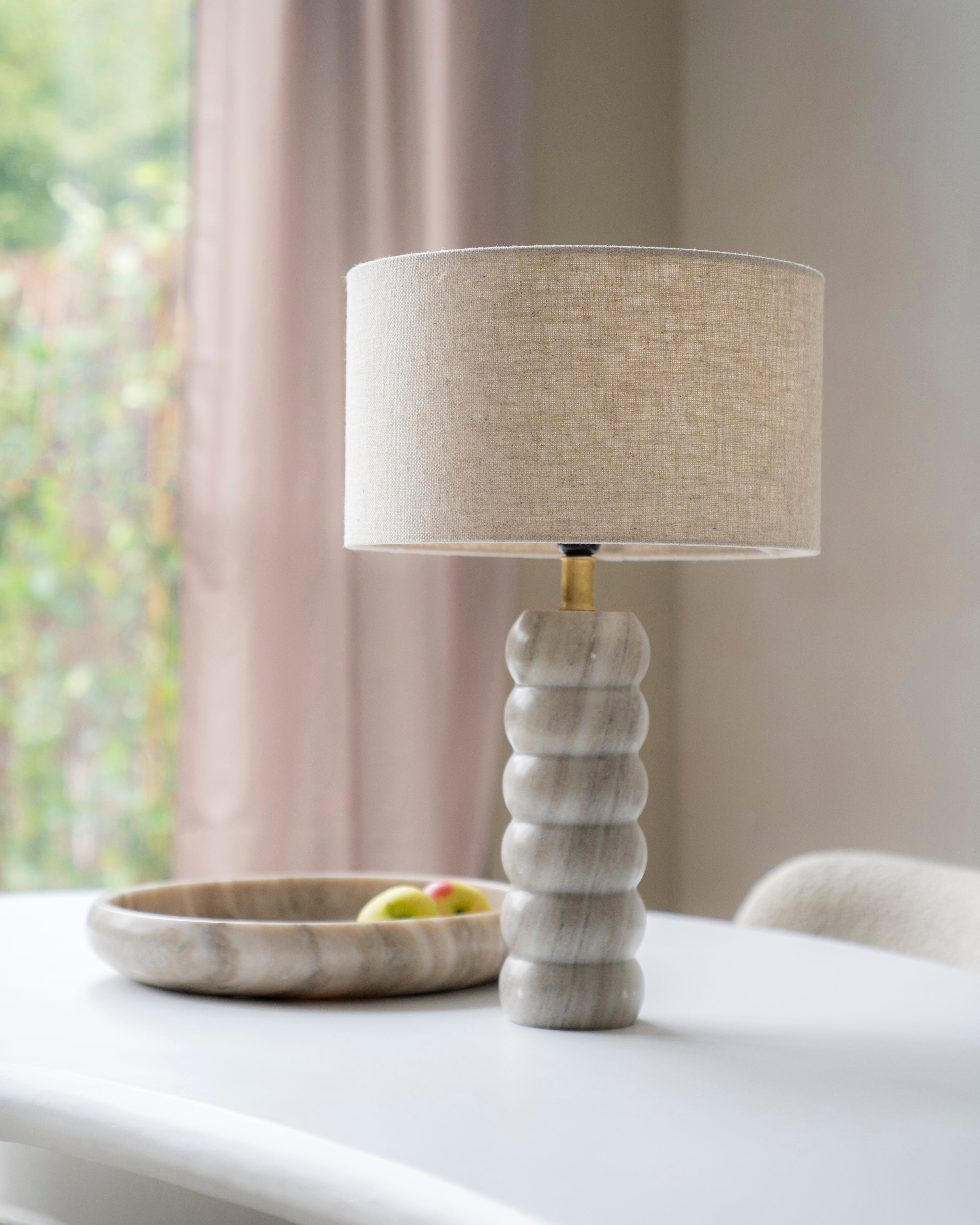 Tischlampe PATRON beige Marmor mit cremefarbenem Schirm