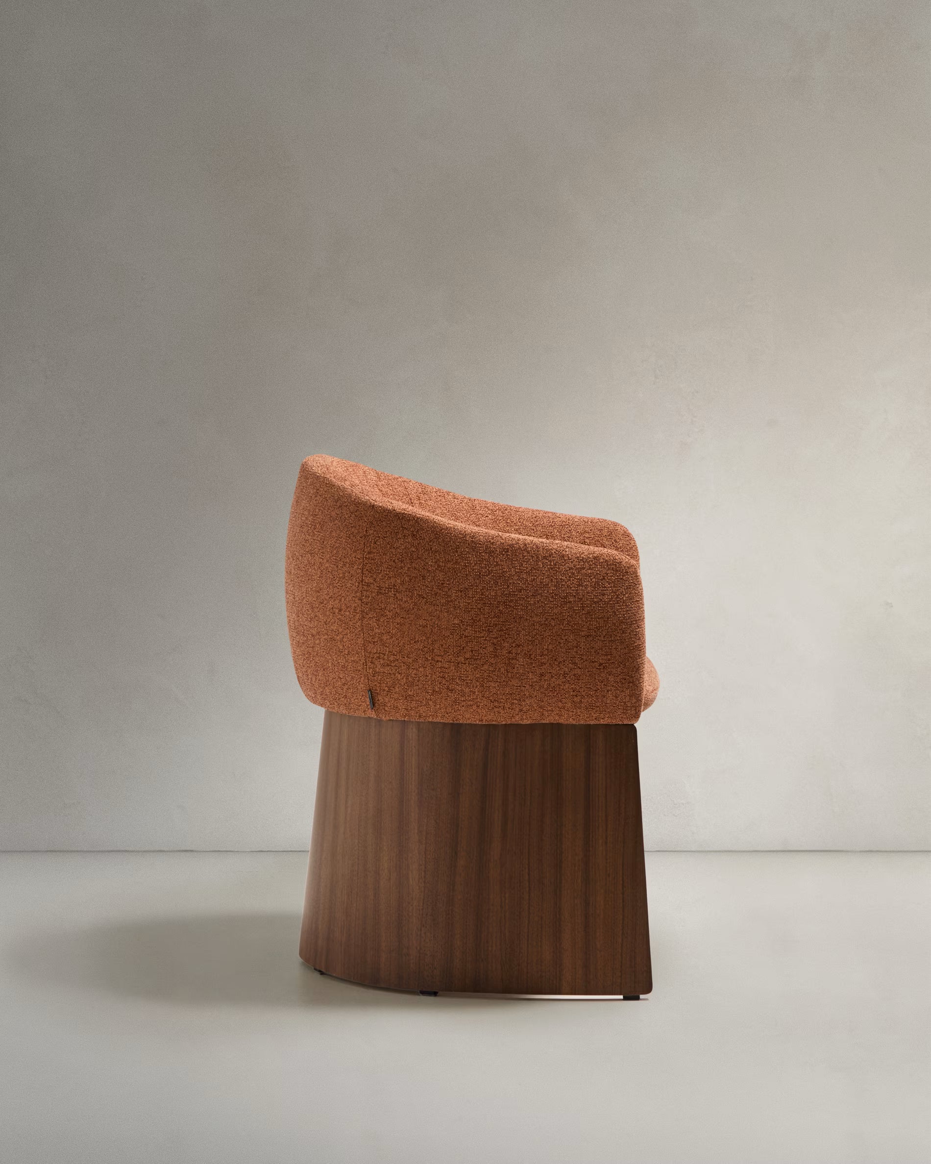 Stuhl BOSCA ziegelroter Chenille mit einer Basis aus Nussbaumfurnier