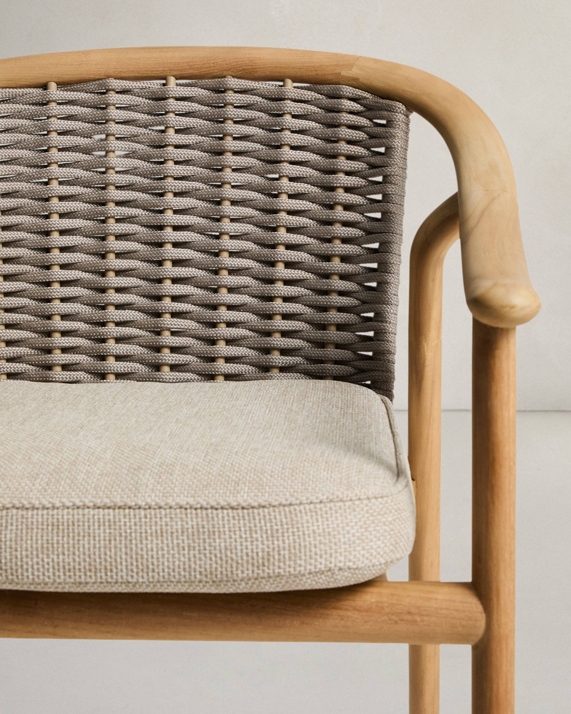 Gartenstuhl ELUNDA aus leichtem Teakholz