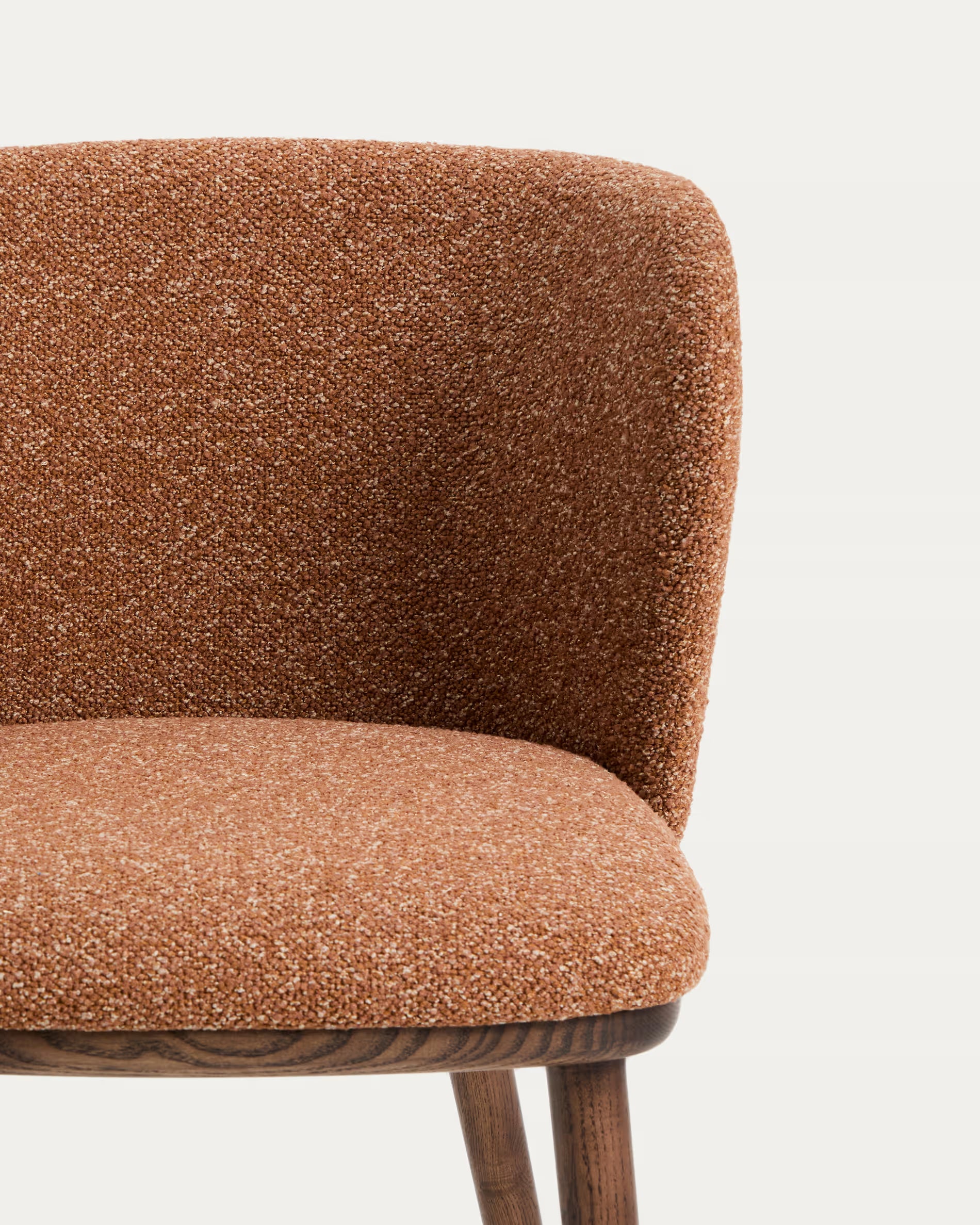 Stuhl CISELIA ziegelroter Chenille mit dunklem Eschenfuß