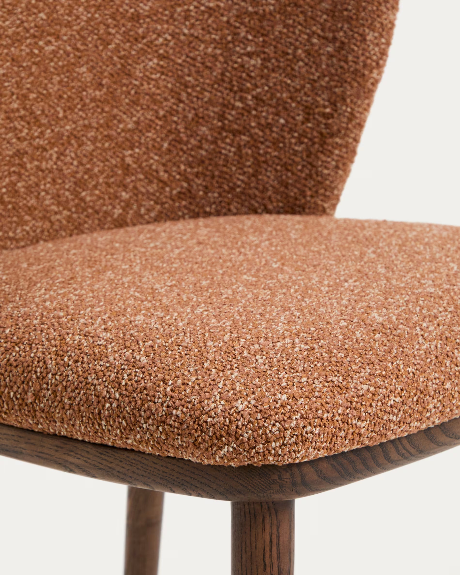 Stuhl CISELIA ziegelroter Chenille mit dunklem Eschenfuß