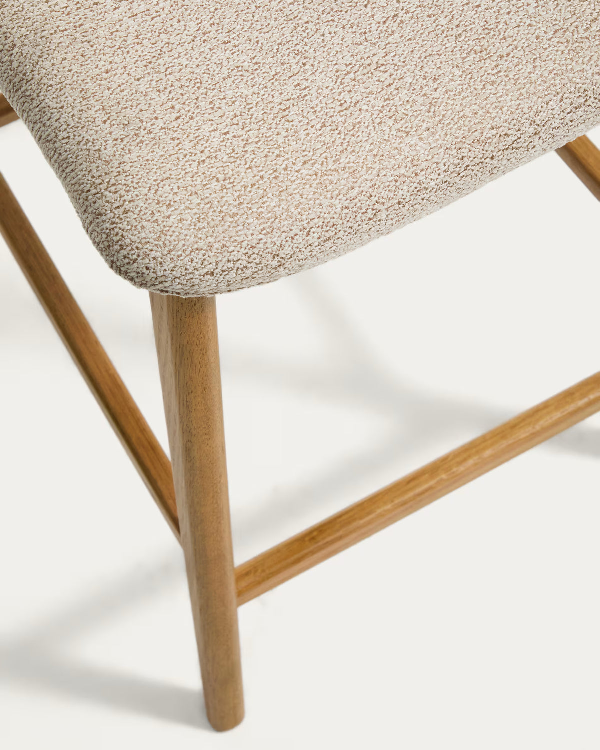 Hocker ELNOR in beigem Chenille mit Eichenbasis