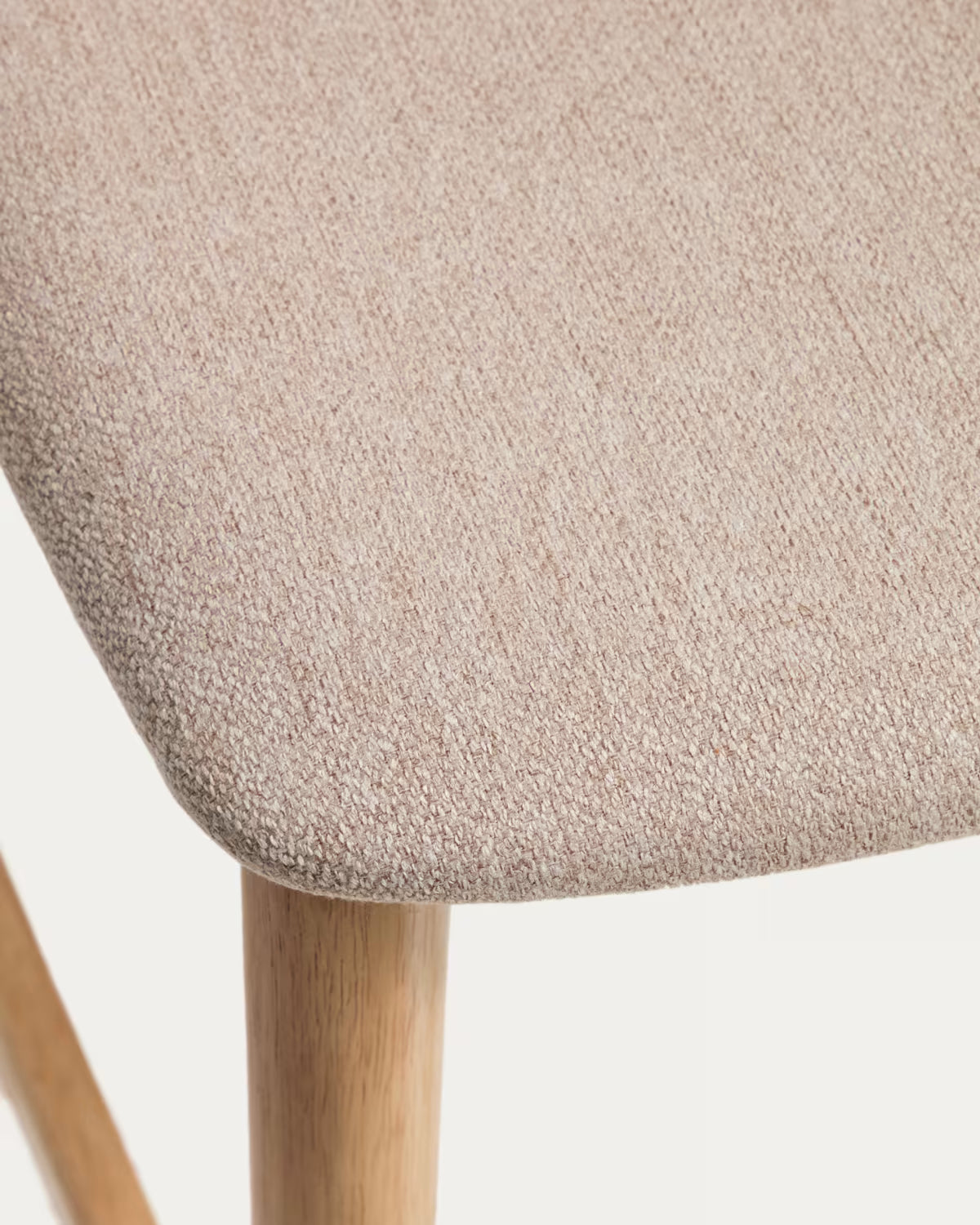 Barhocker EVERA in beigem Chenille mit furniertem Eichenfuß.