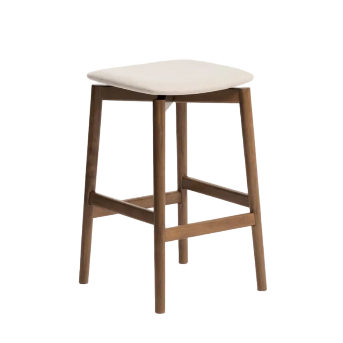 Hocker EVERA in beigem Chenille mit dunklem furniertem Eichenfuß.