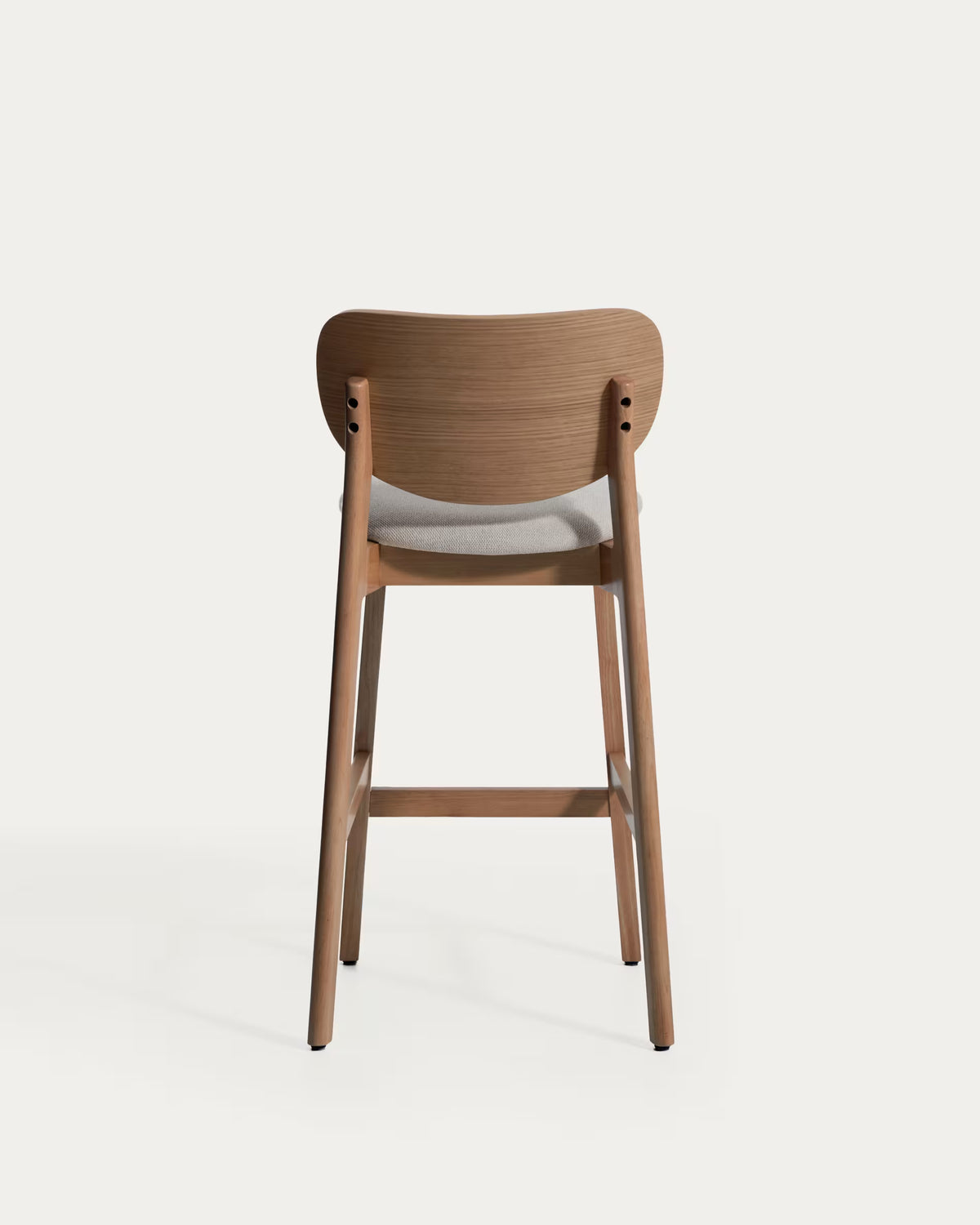 Barhocker LUDARA aus braunem Chenille mit einem dunklen furnierten Eichenfuß.