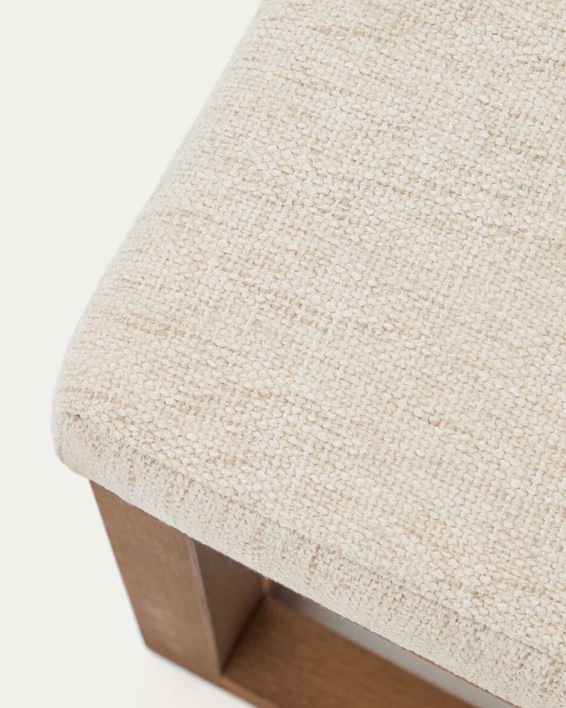 Bank LOYA beige Chenille mit dunkelbraunem Buchenrahmen