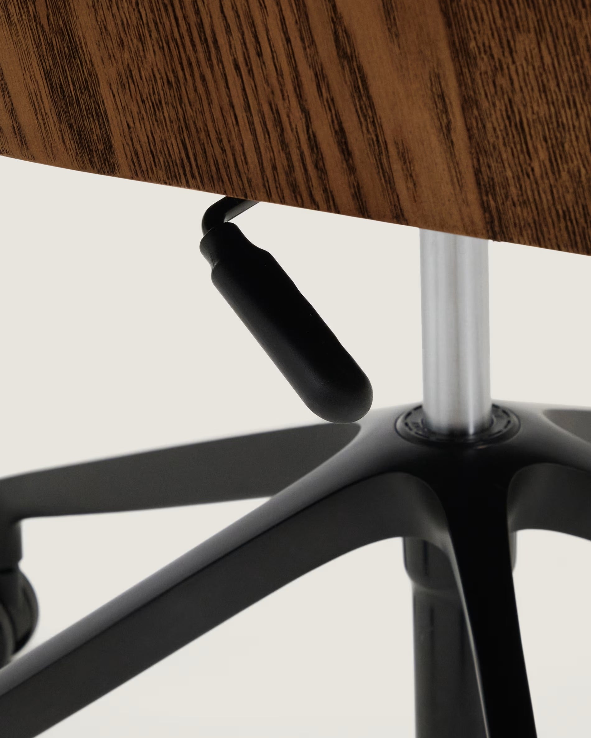 Krzesło biurowe MADAI brązowy szenil z czarną podstawą na kółkach – Kave Home