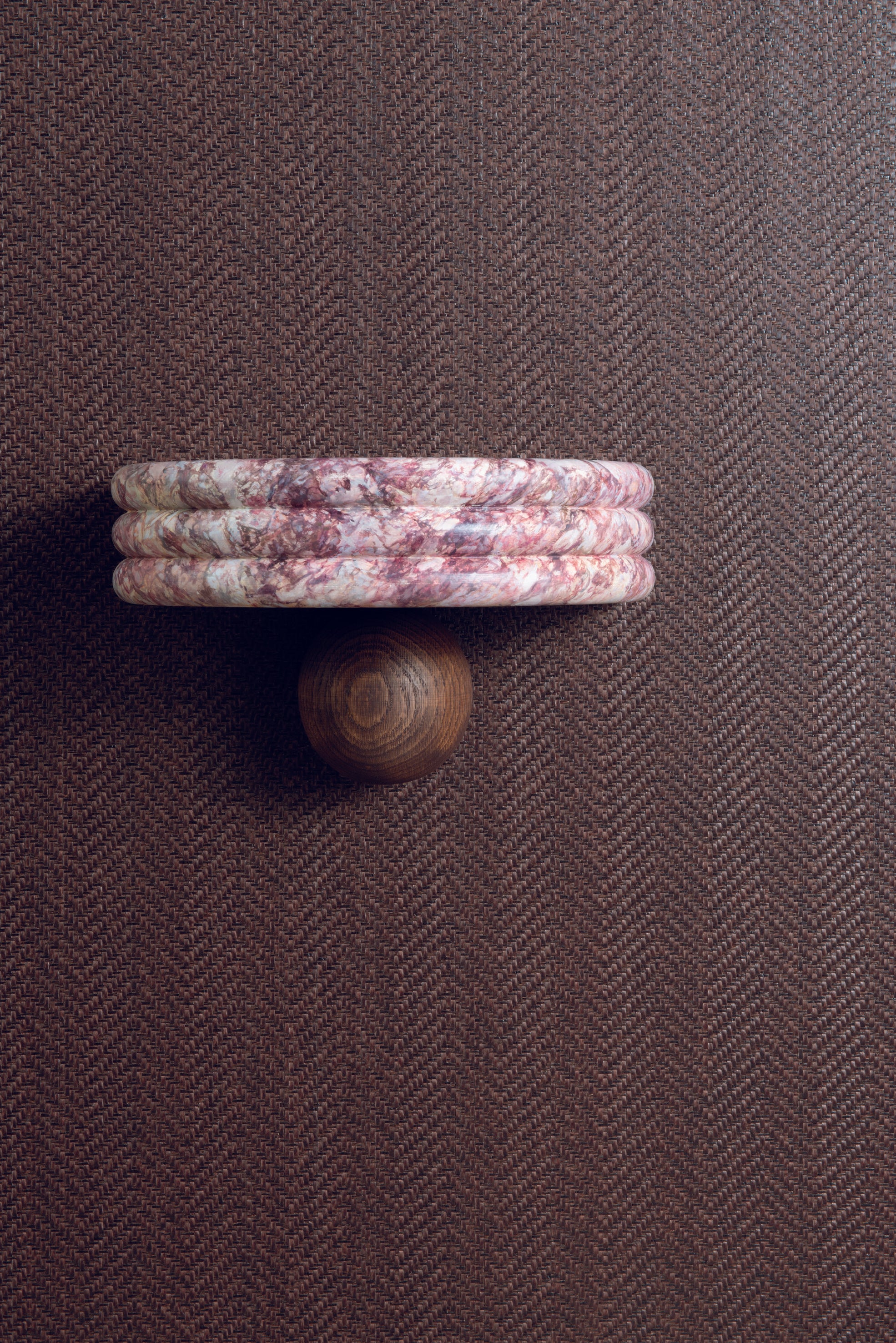 Structural paper wallpaper in herringbone pattern resembling raffia KASANE - CHESTNUT brown