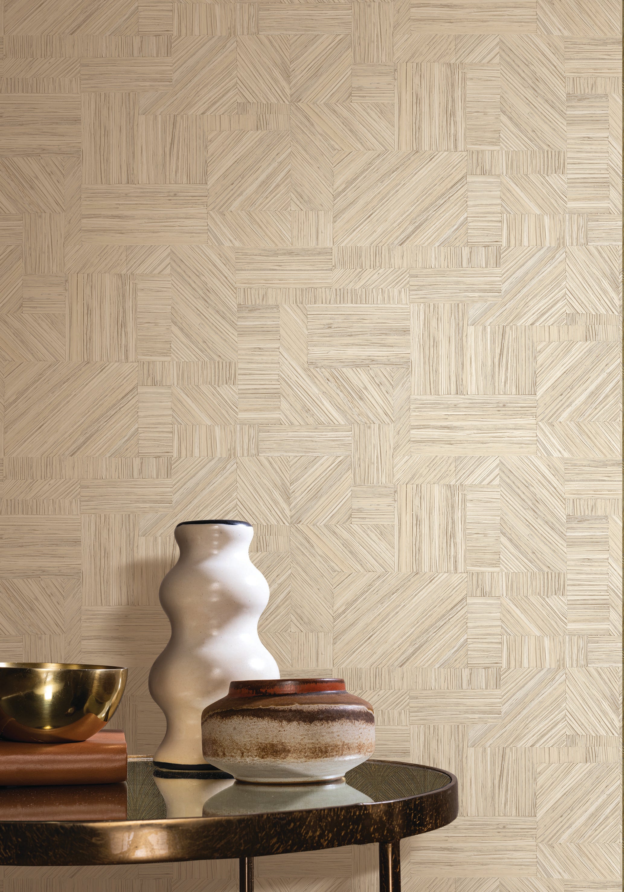 Geometrische Strukturtapete, die einen strohähnlichen Patchwork-Look imitiert - IMBRICATION - IVOIRE beige