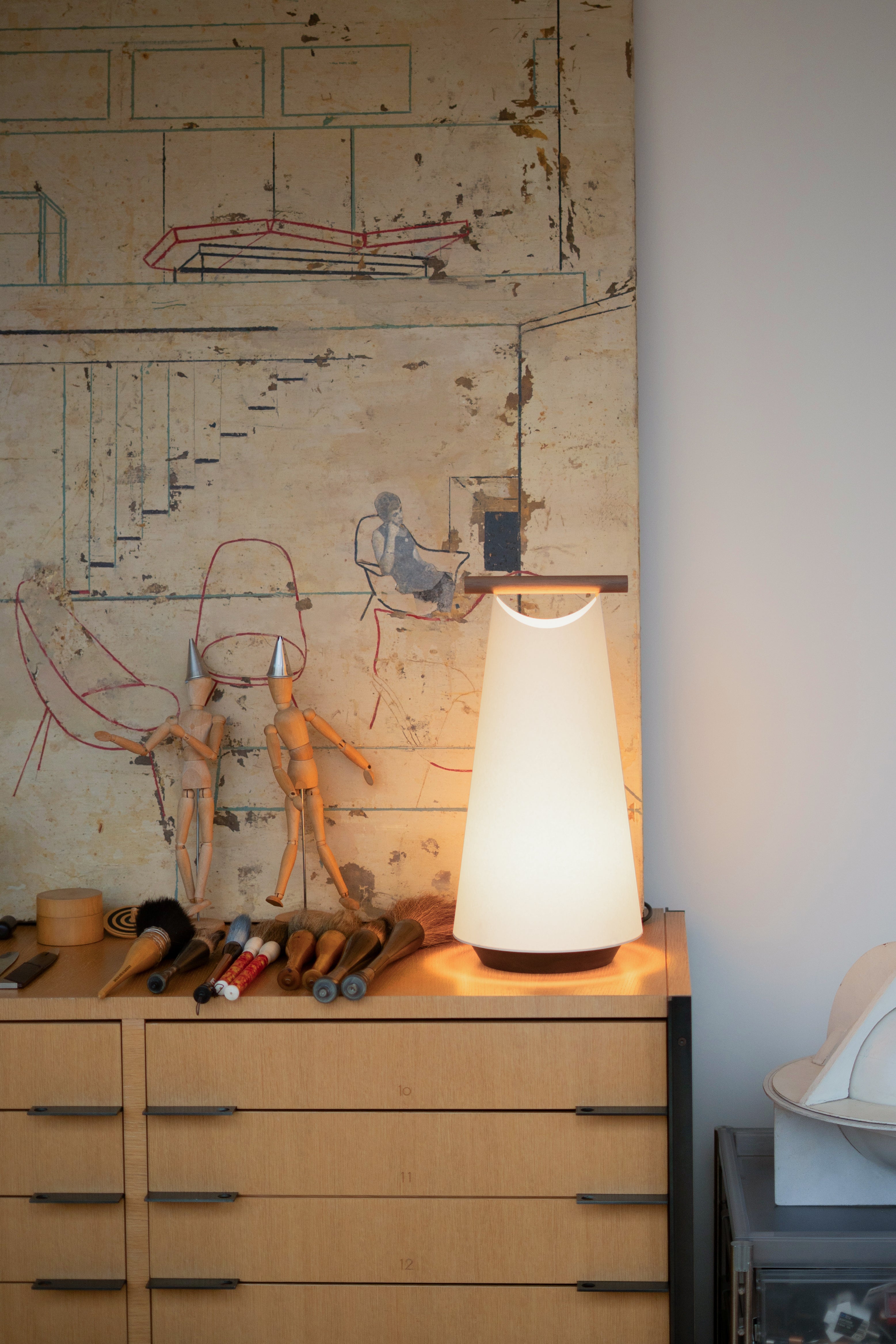 CATAY Table Lamp in White with Black Ash Wood