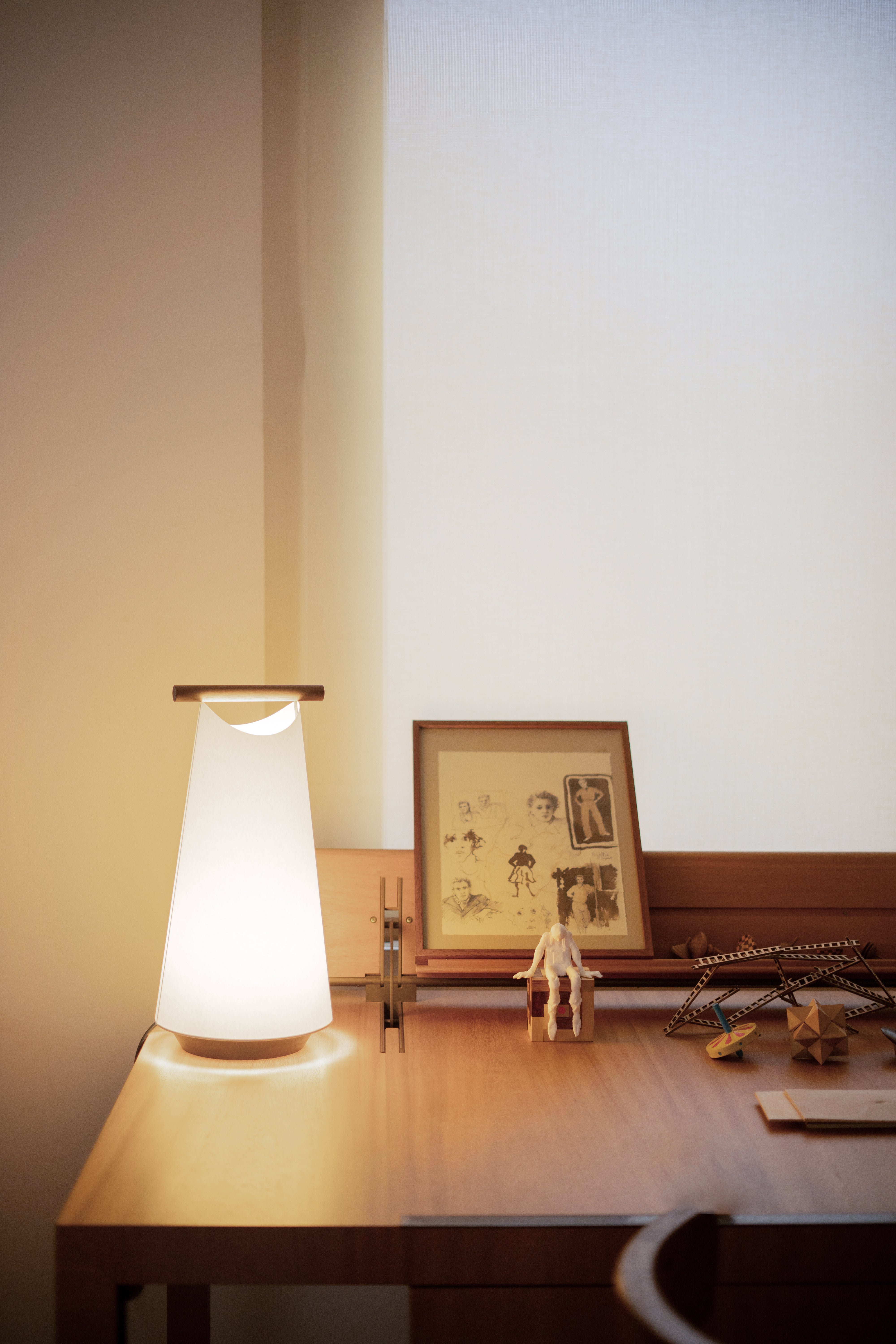 CATAY Table Lamp in White with Black Ash Wood