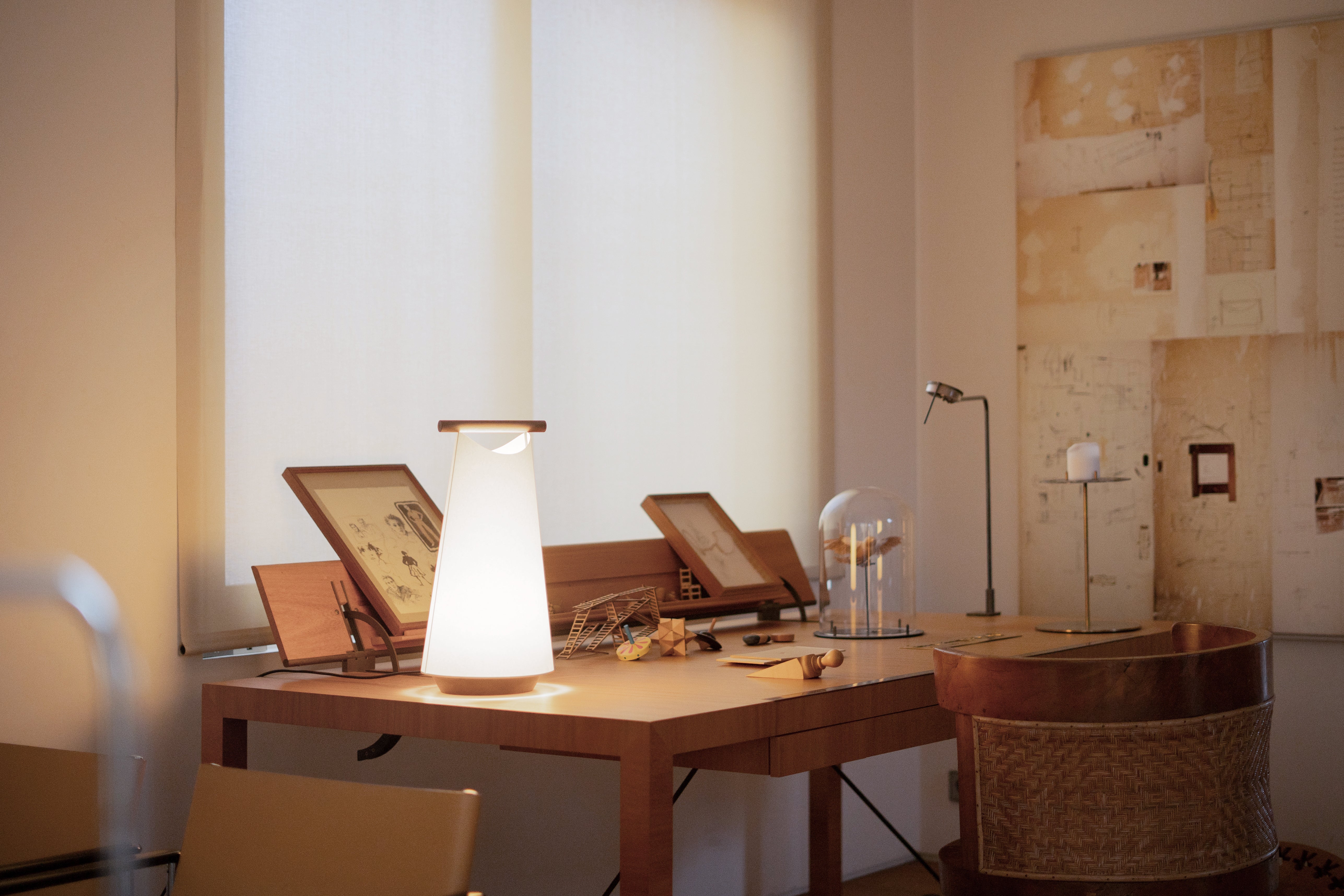 CATAY Table Lamp in White with Black Ash Wood