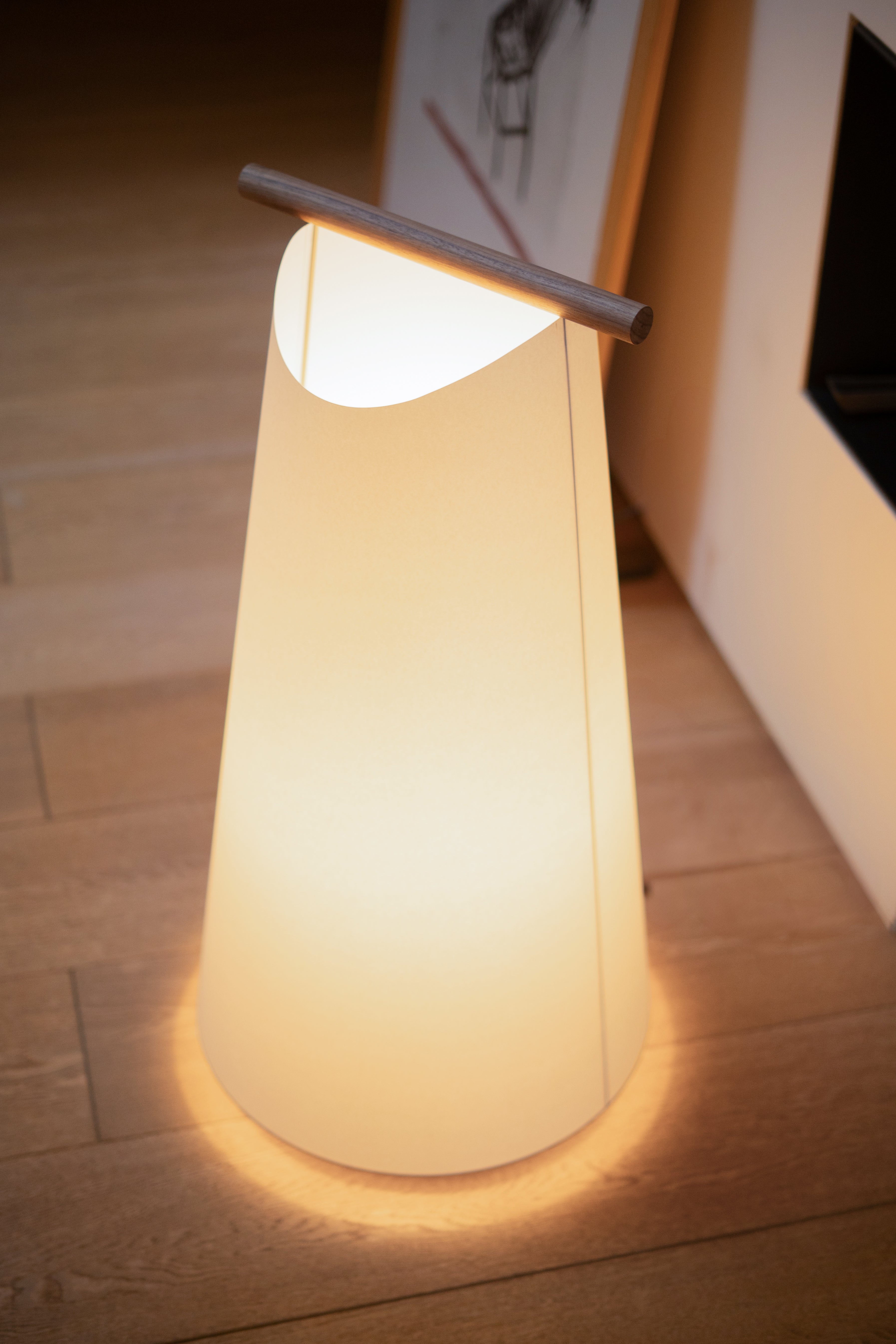 CATAY Floor Lamp in White with Walnut Wood