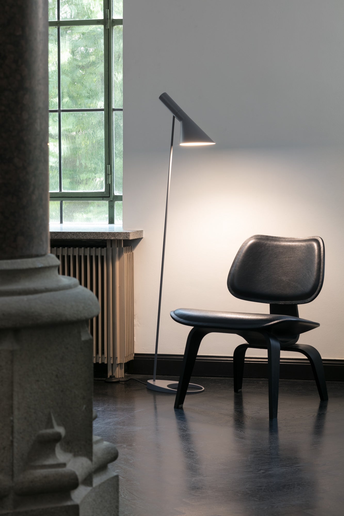Stehlampe AJ warmes Grau