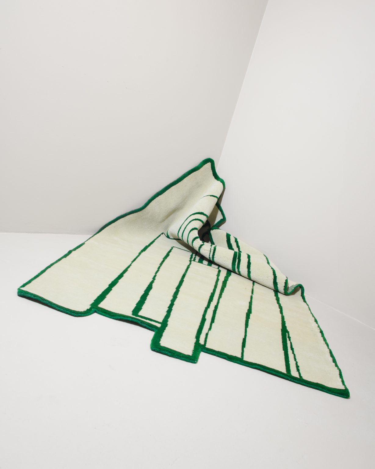Asymmetrical decorative rug CONTOUR green