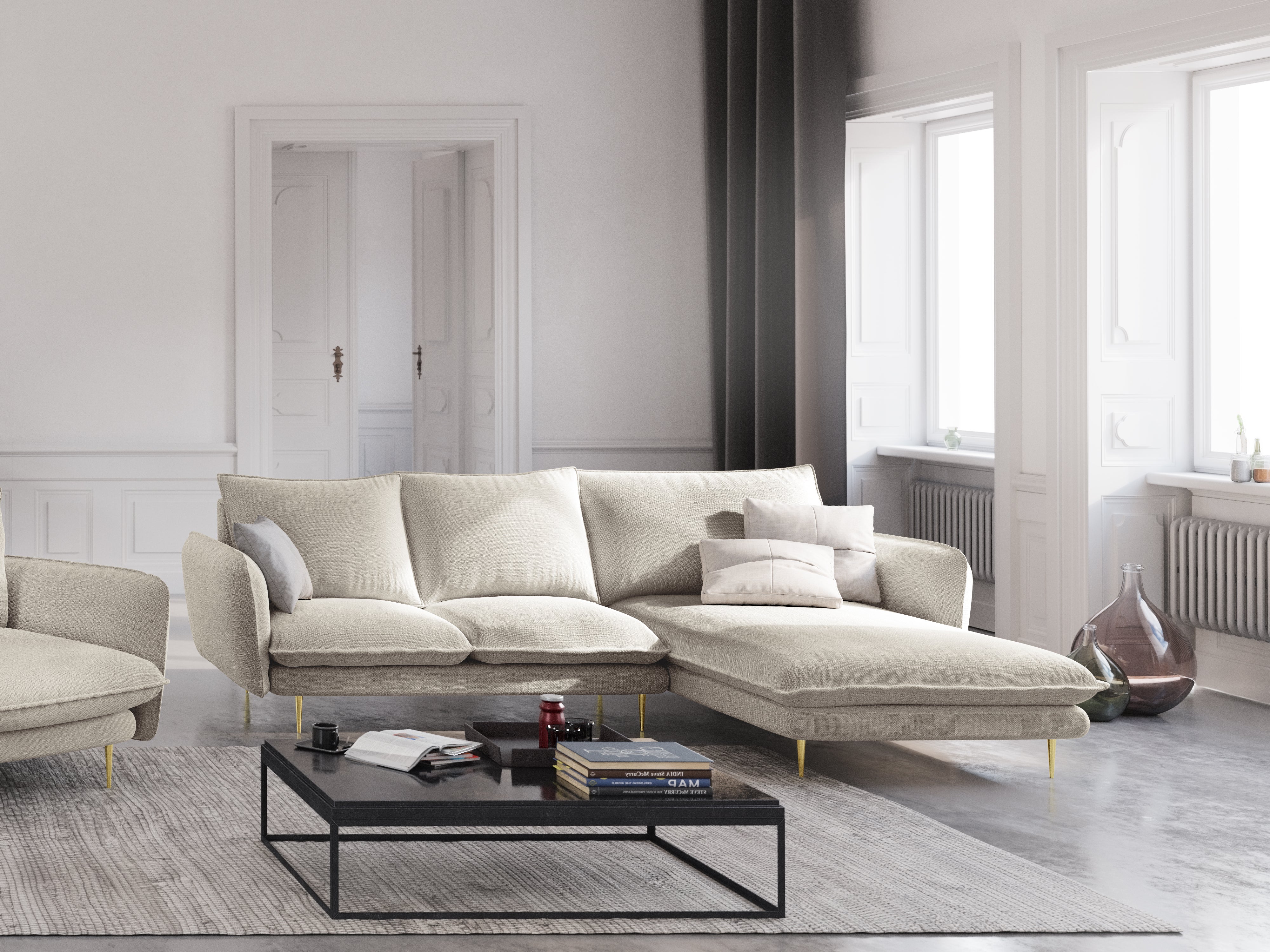 Rechtsseitige 6-Sitzer-Eckcouch VIENNA in hellbeigem Chenille mit goldener Basis