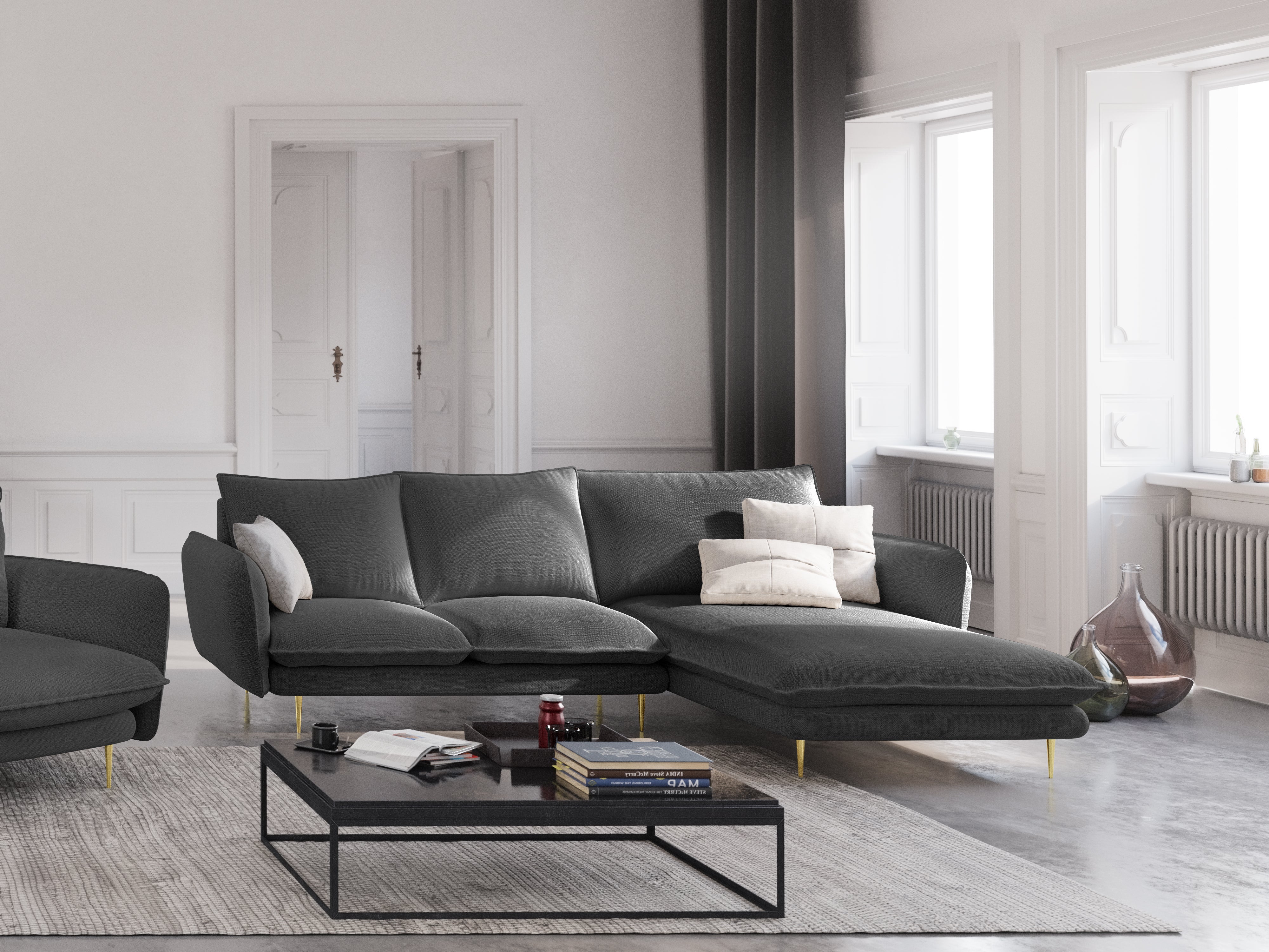 Rechtsseitige 6-Sitzer-Eckcouch VIENNA in grauem Chenille mit goldenem Fuß