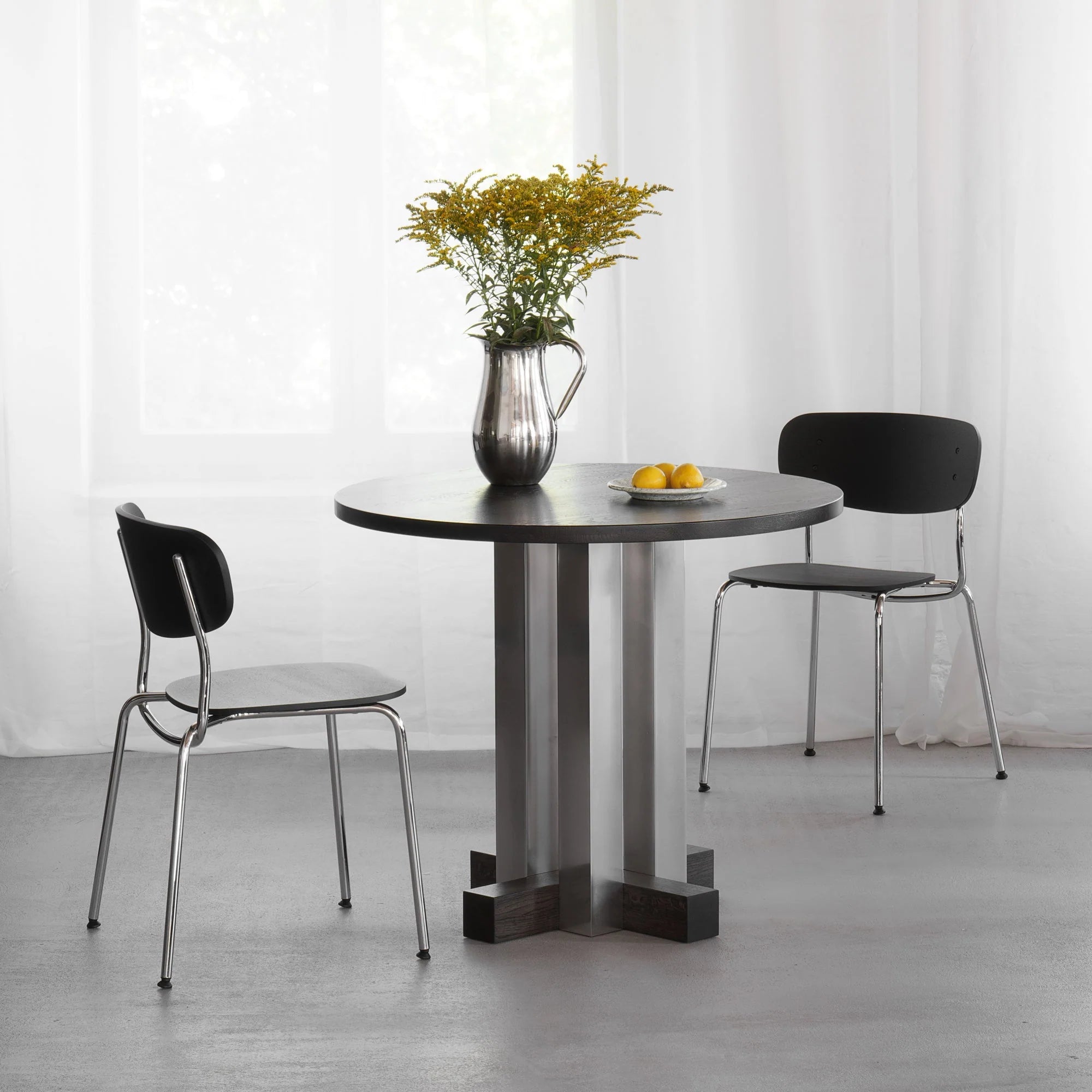 Runder Tisch CRUZ aus Aluminium mit dunklem Eichenholz