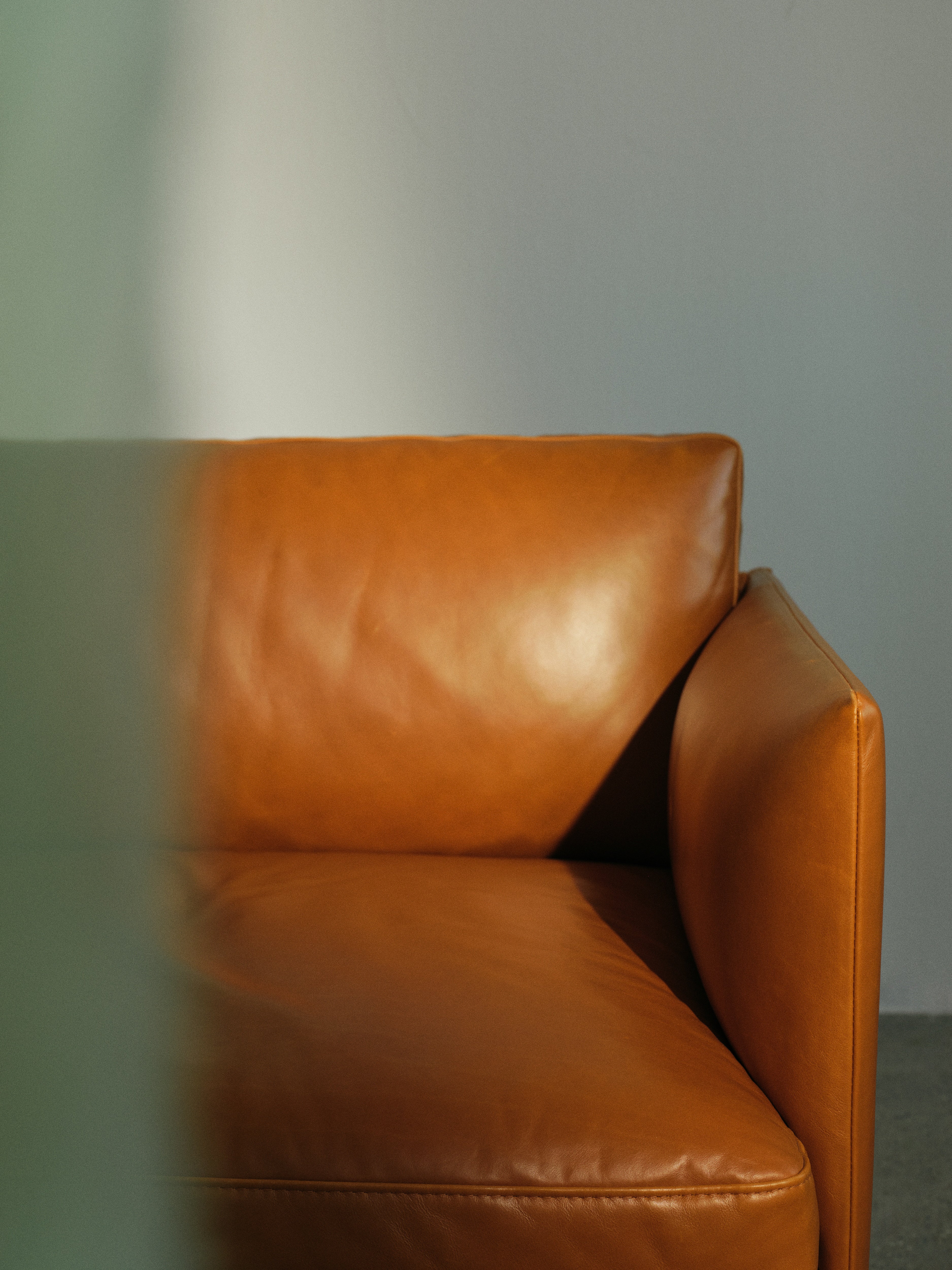 Sofa 2-osobowa OUTLINE koniakowa skóra z czarną podstawą do salonu – Muuto