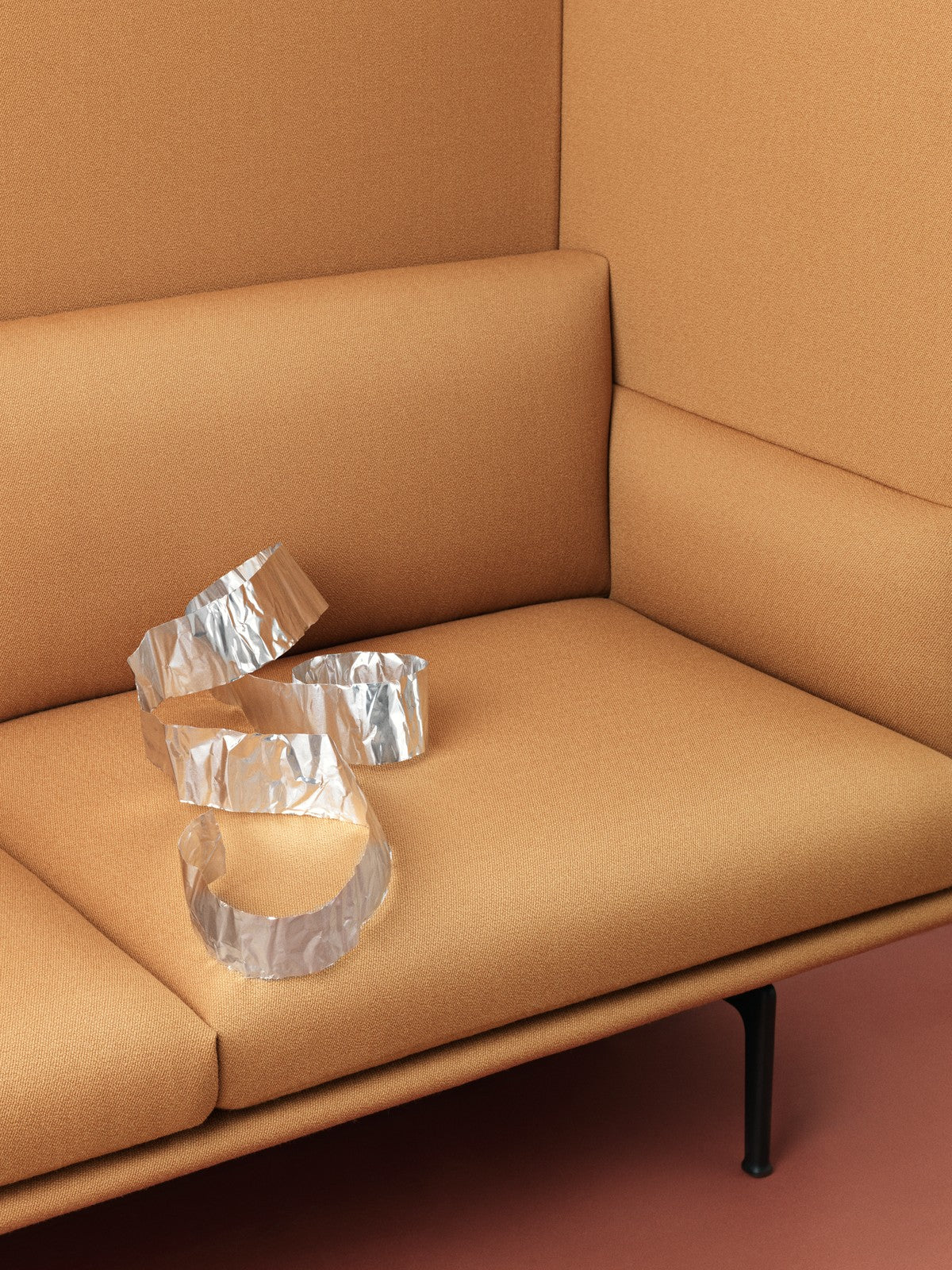 Sofa 2-osobowa OUTLINE HIGHBACK tapicerowana