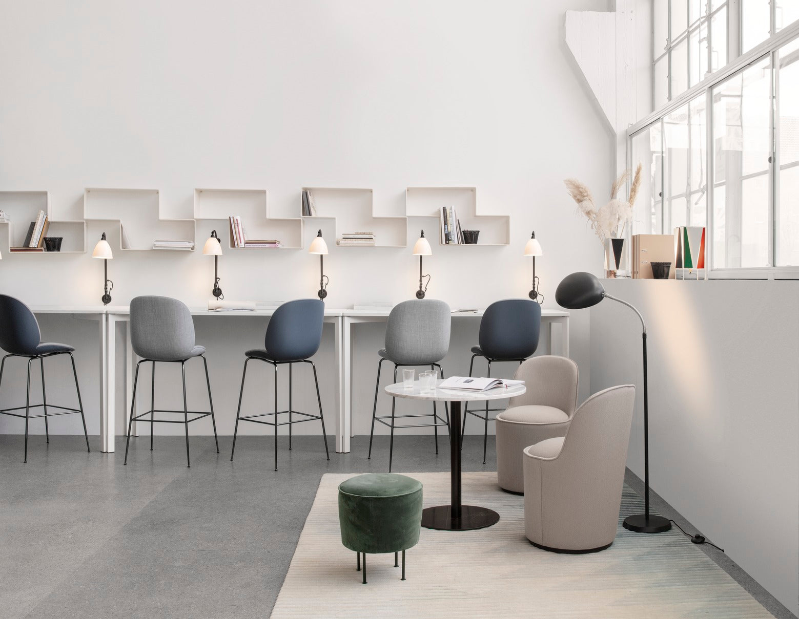 Runder Tisch 1.0 weißer Marmor mit schwarzem Fuß