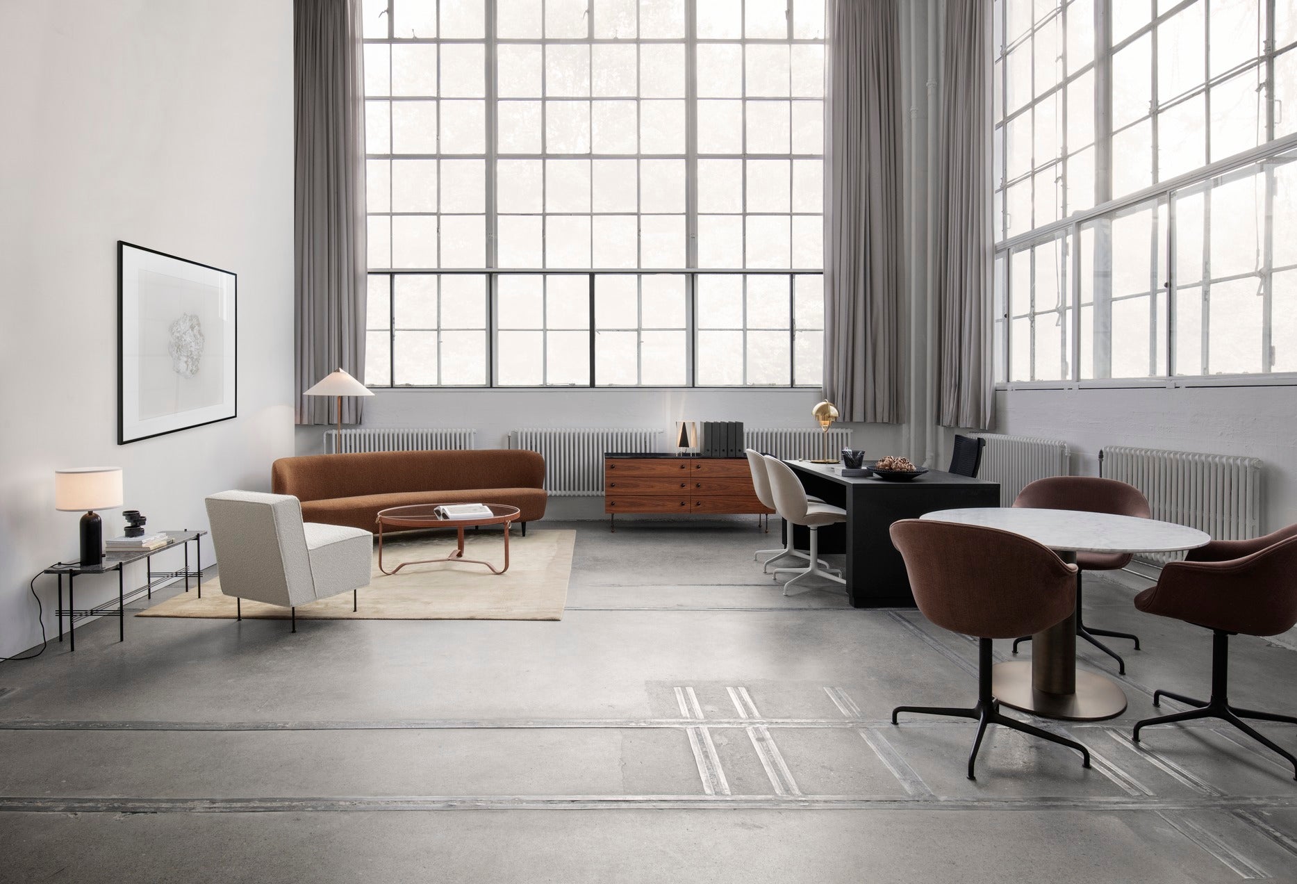 Sofa STAY gepolstert mit dunklem Eichenfuß