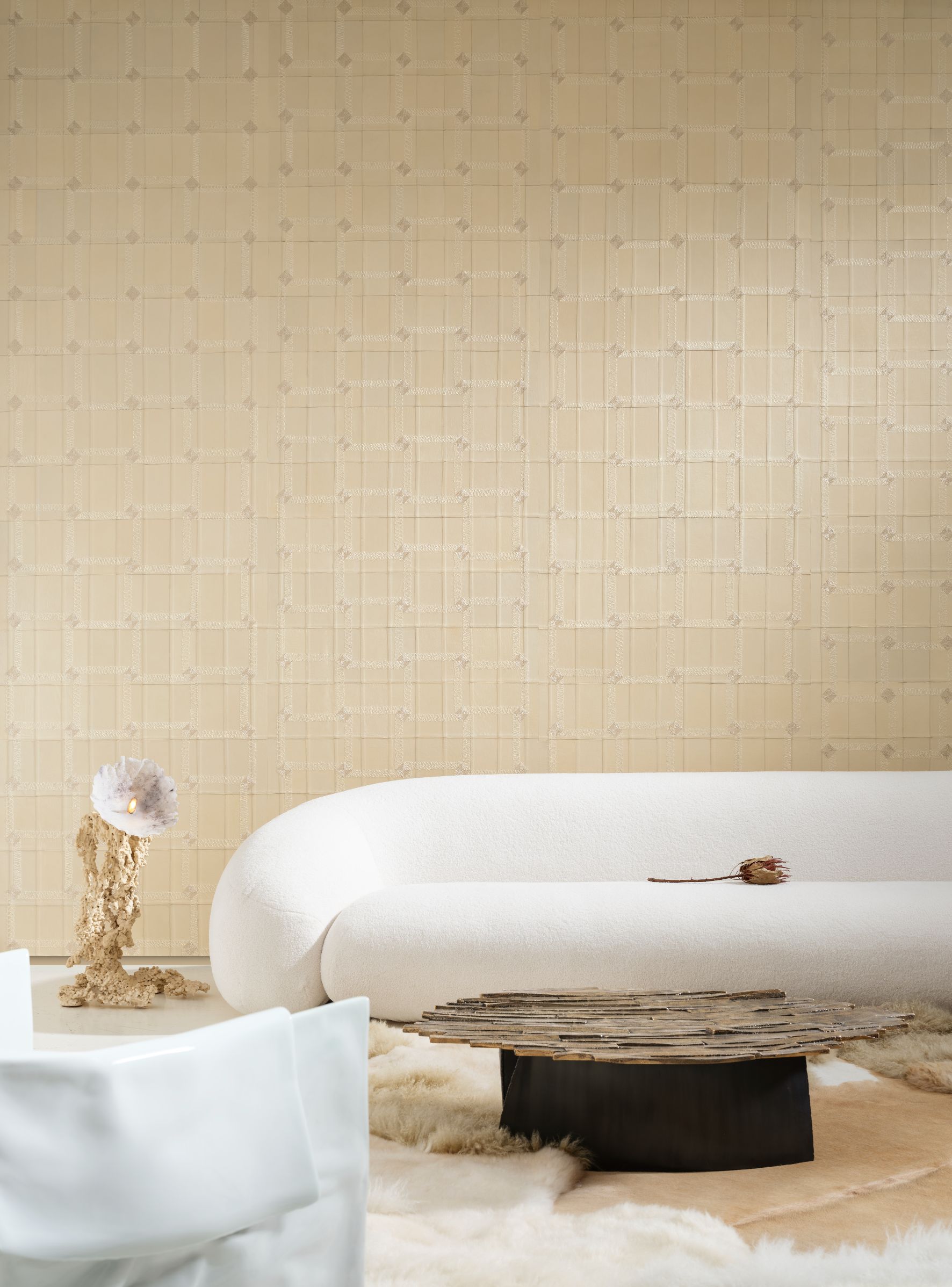 Tapeta naturalna skórzana z motywem geometrycznym CASSONE perłowy – Arte